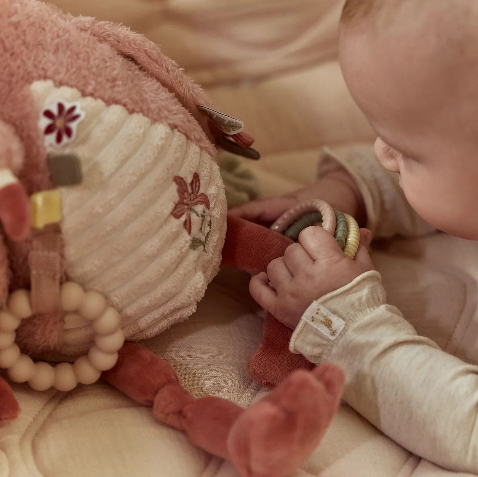 Le petit flamanteau cousu sur la peluche d'activités Safari Friends