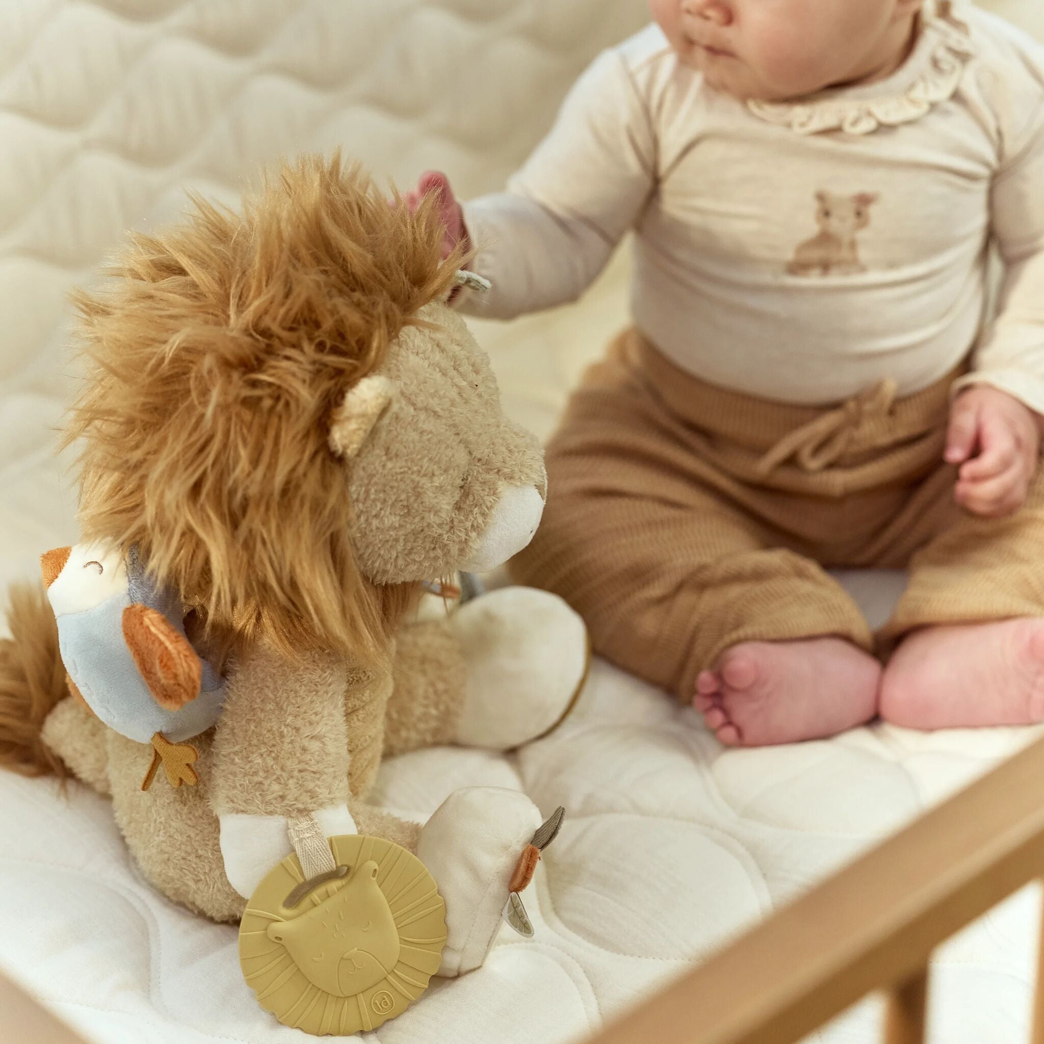 Lion d'activités Little Dutch posé sur un tapis d'éveil