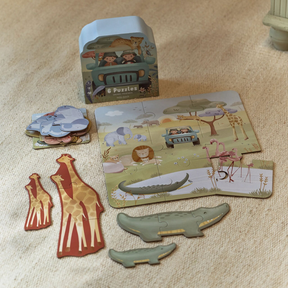 Enfant assemblant un puzzle animal Safari Friends
