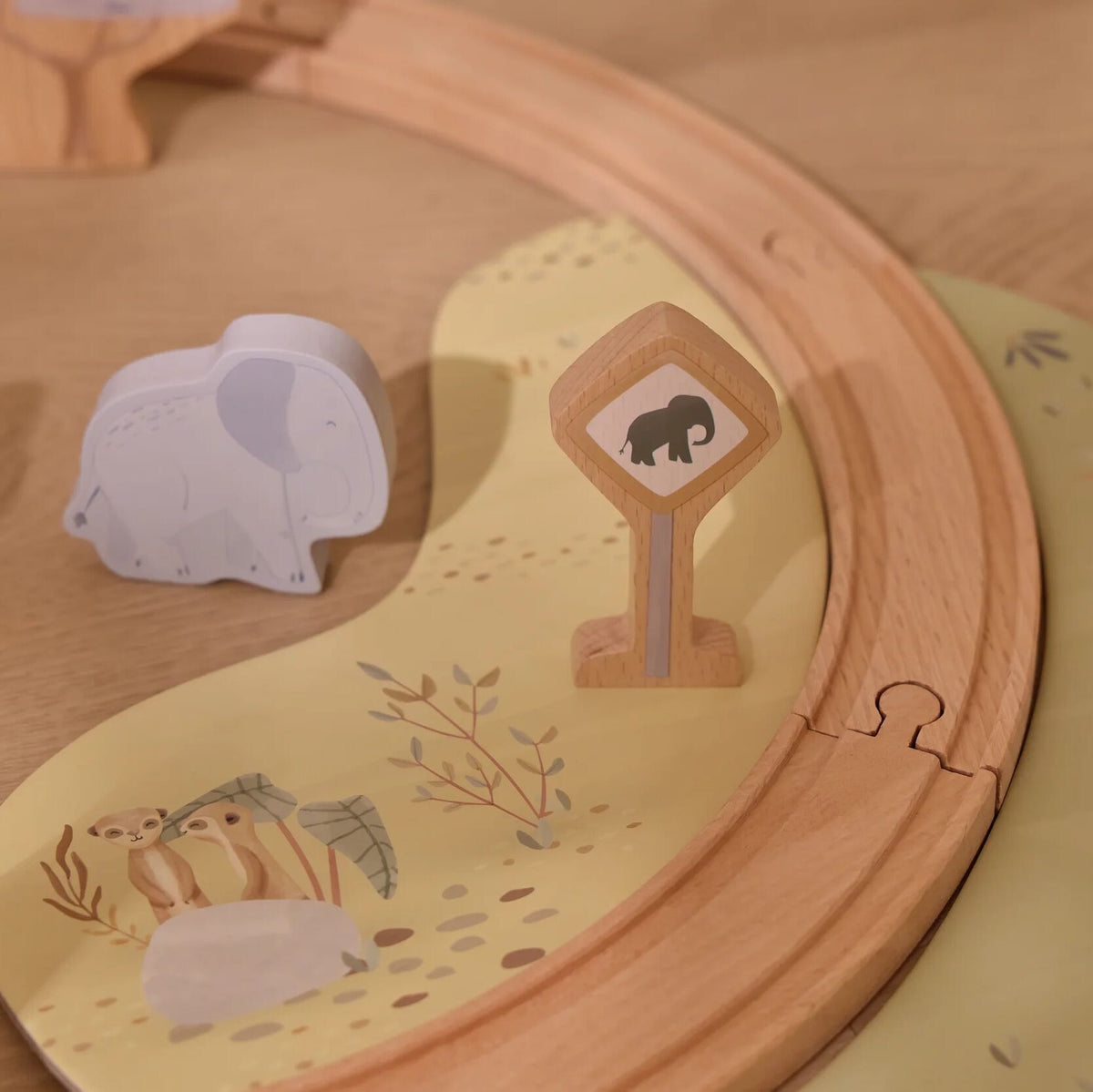Enfant jouant avec le circuit de train en bois Safari Friends