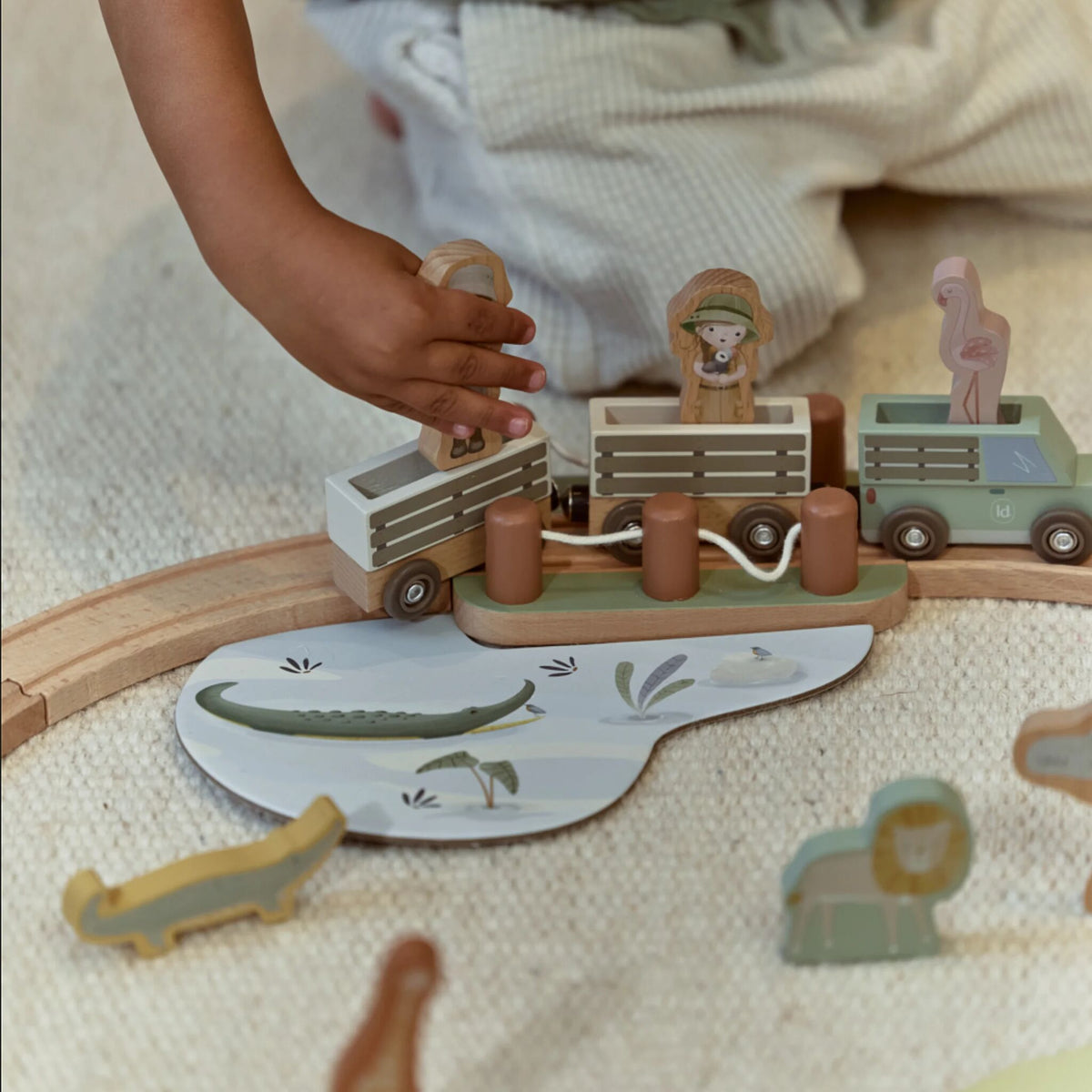 Circuit de train en bois Little Dutch sur un tapis de jeu