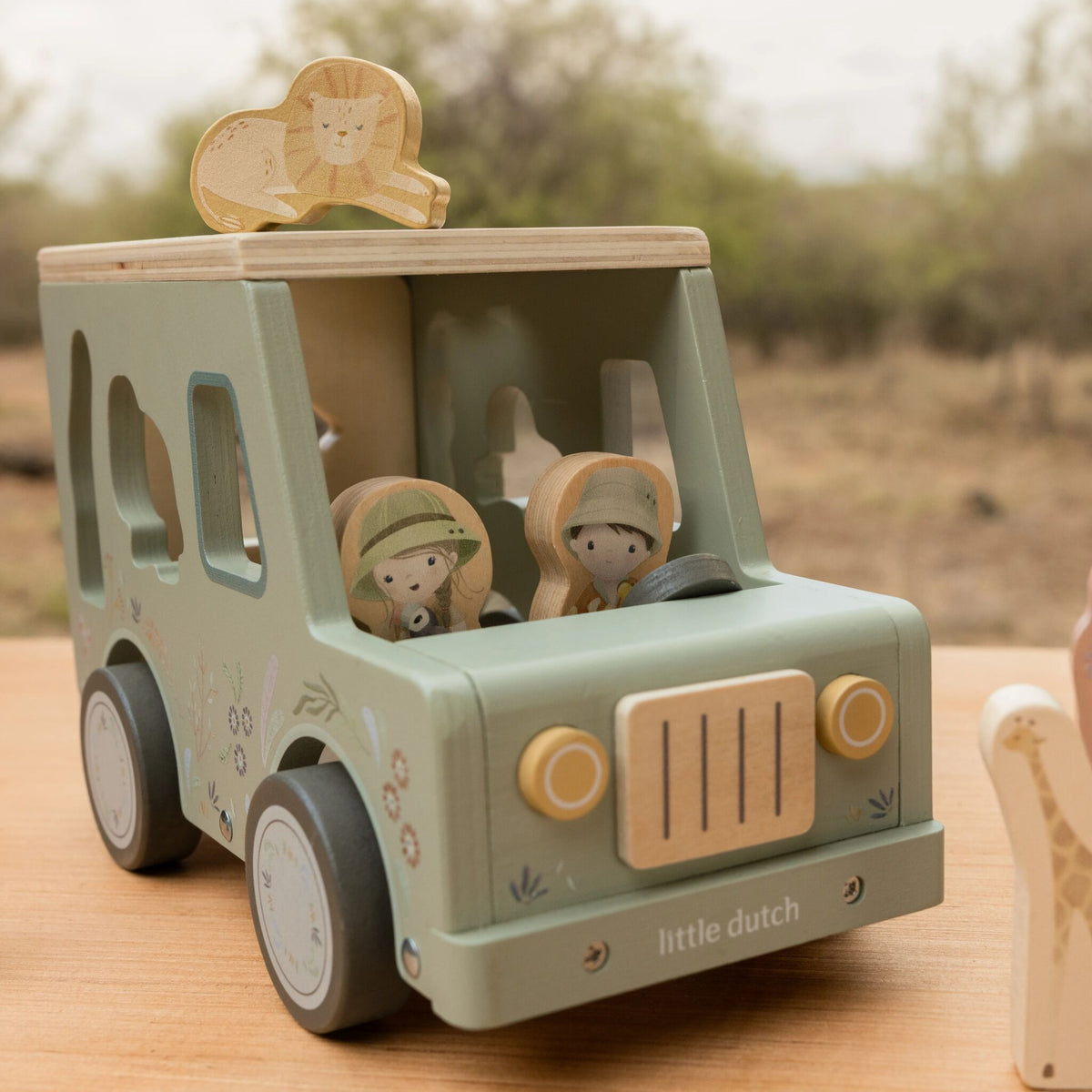 Voiture de safari Little Dutch roulant sur le sol