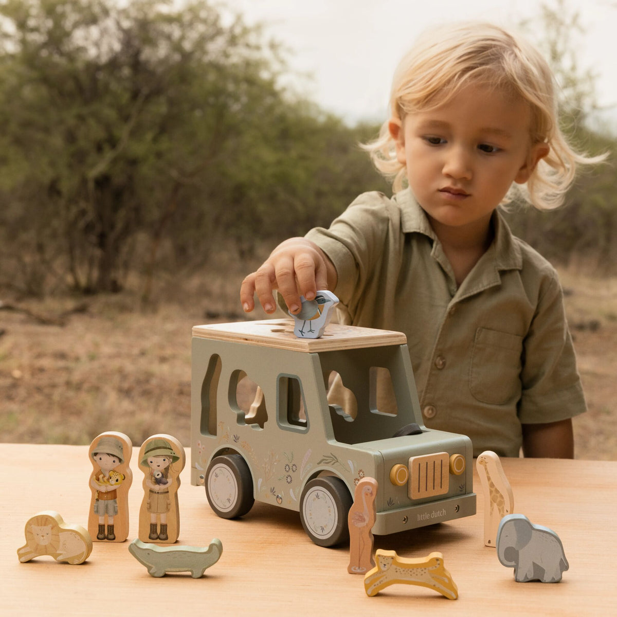 Voiture de safari en bois Safari Friends en situation de jeu