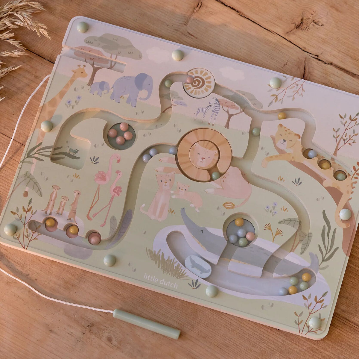 Labyrinthe magnétique vert posé sur une table de jeu