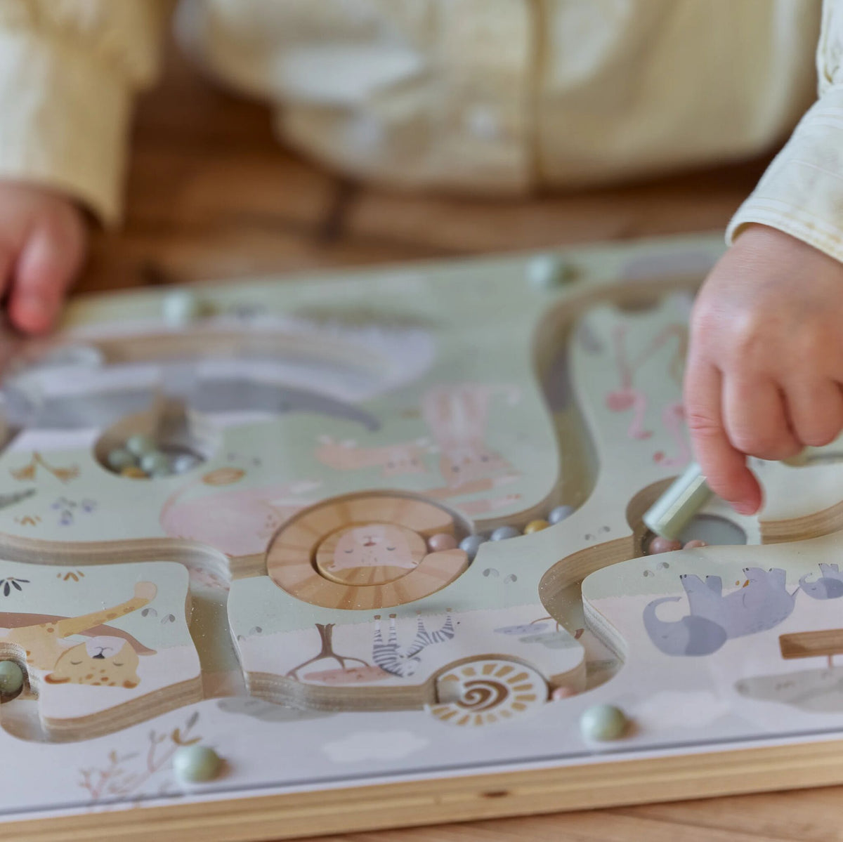 Animaux de la savane illustrés sur le labyrinthe magnétique