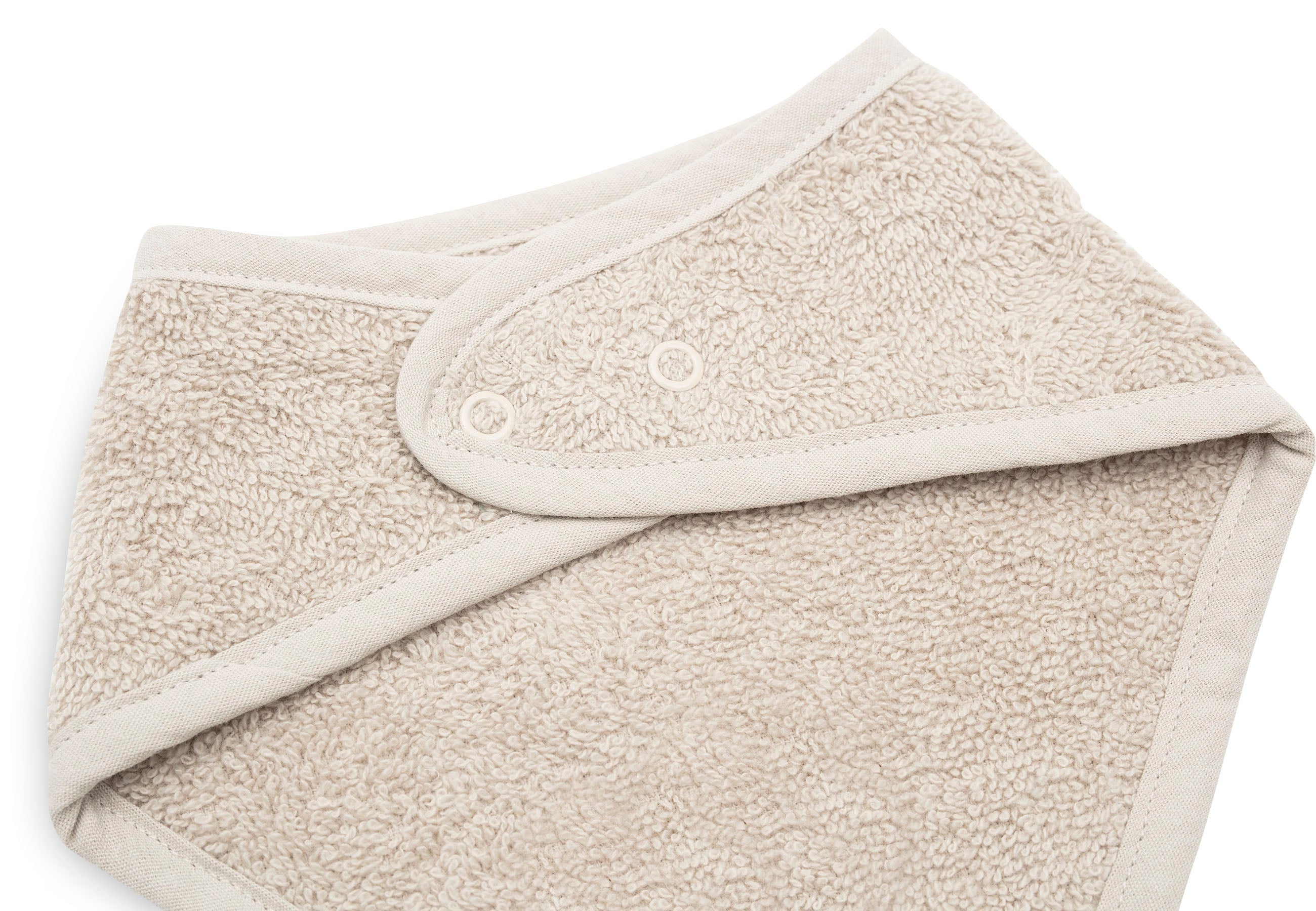 Détail des boutons-pression du bavoir bandana Nougat