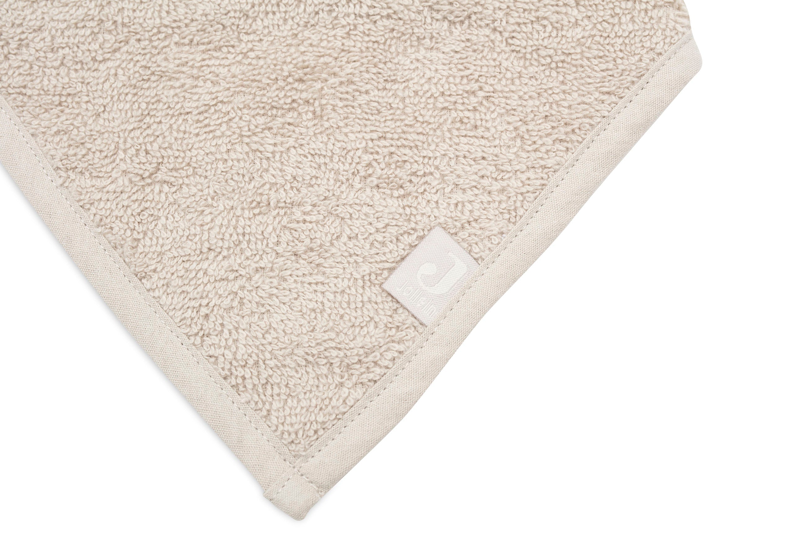 Bébé portant le bavoir bandana Nougat Jollein