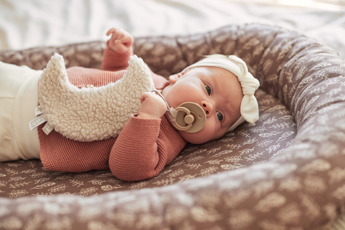 Attache sucette Moon nougat Jollein avec bébé