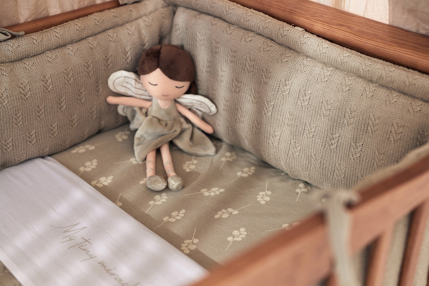 Peluche fée Livia Jollein, vue de profil