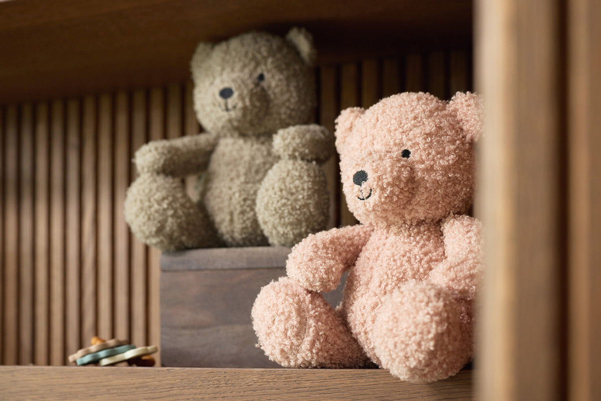 Ours en peluche Teddy Bear dans un lit de bébé