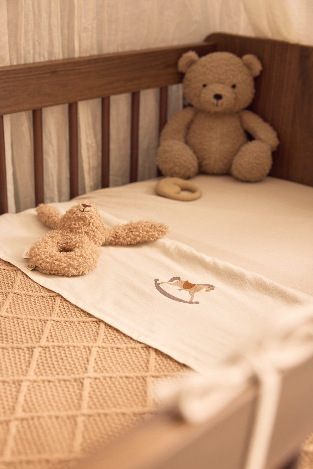 Enfant faisant un câlin à la peluche Teddy Bear