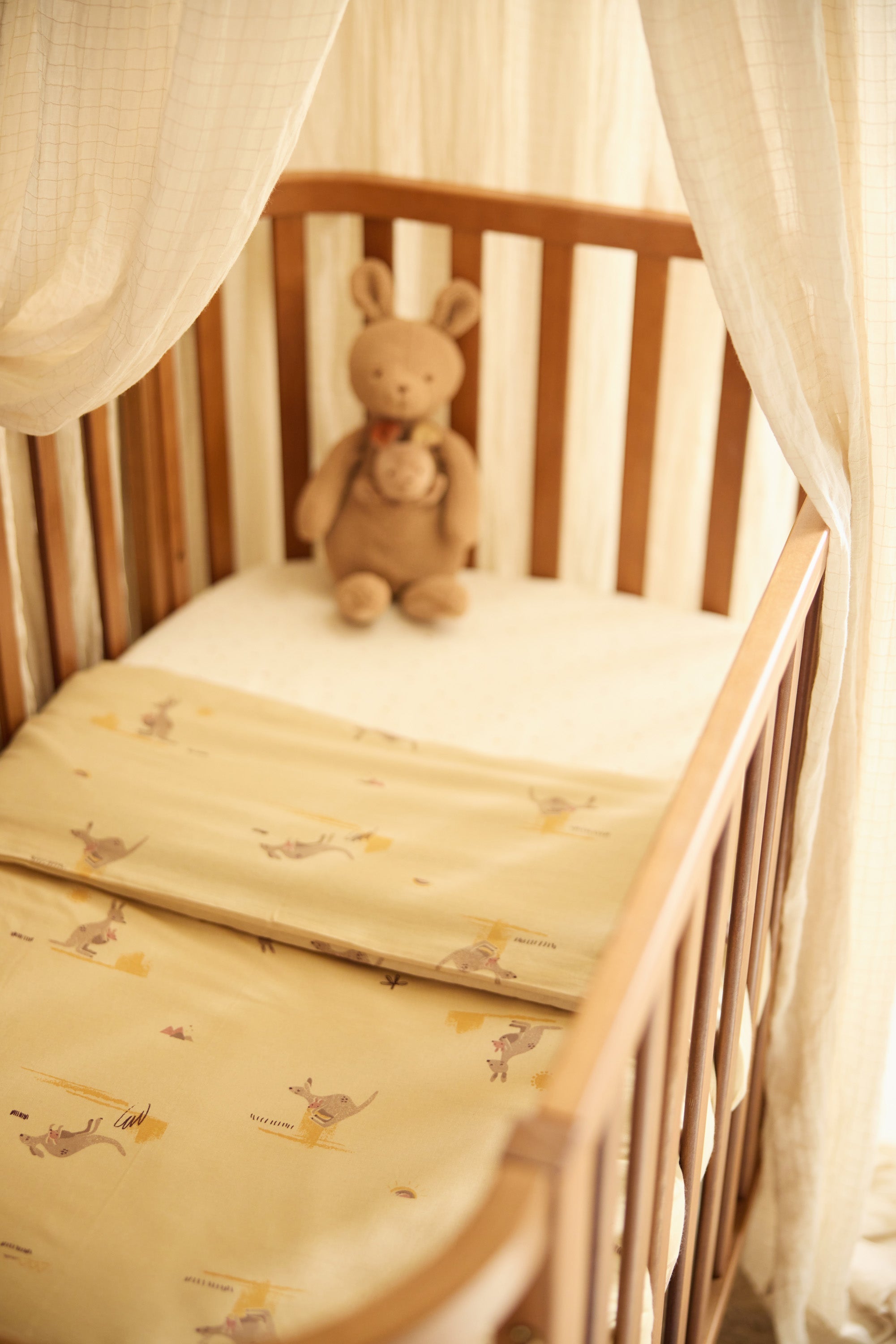 Enfant avec la peluche Kangaroots
