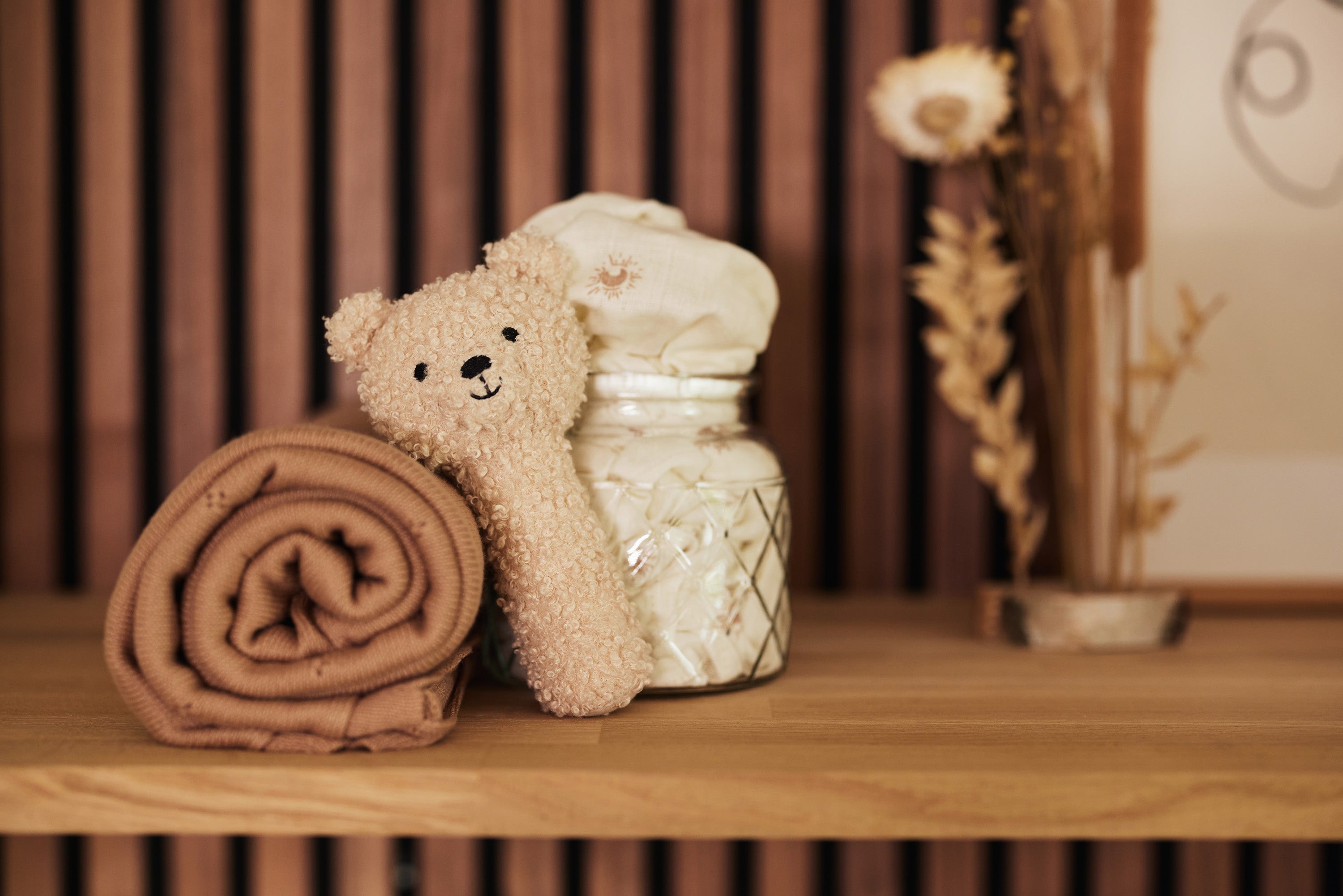 Hochet Teddy Bear naturel Jollein tenu en main