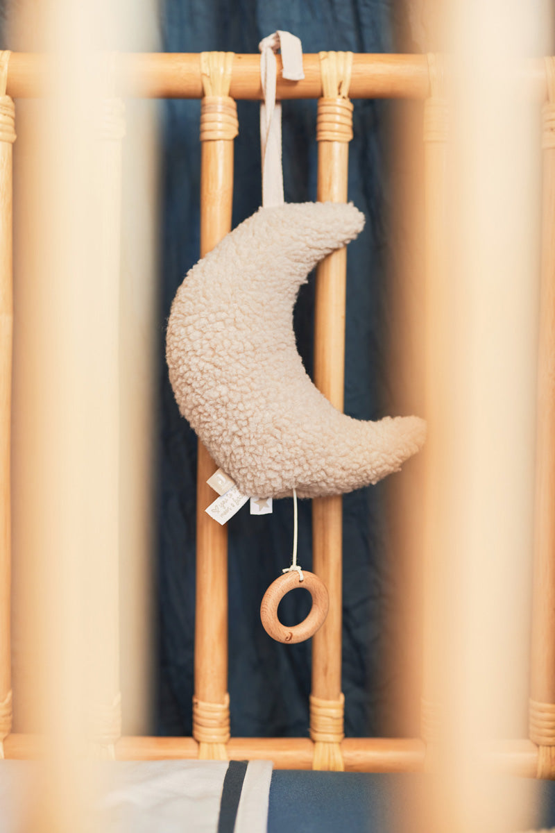 Peluche musicale Moon nougat Jollein en situation