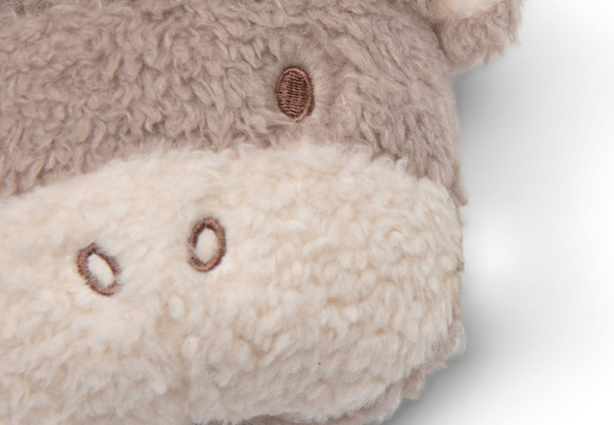Vache Highland Chou en peluche avec son anneau en bois pour lancer la musique