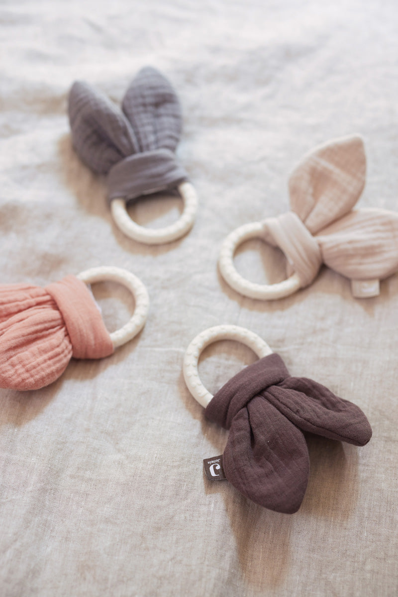 Anneau de dentition Bunny Ears nougat Jollein en situation