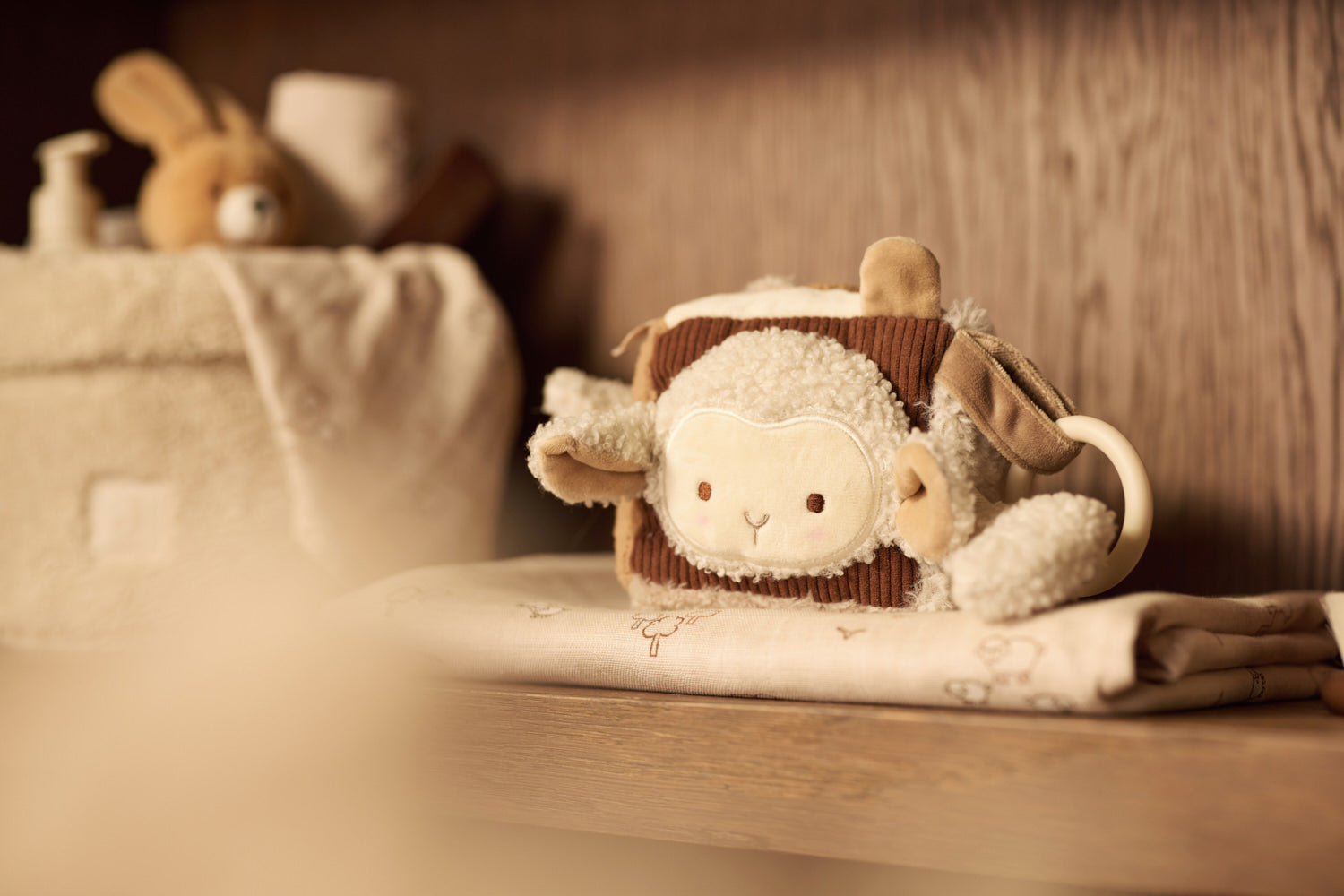 Cube d'activités Woolly Jollein en situation avec un bébé
