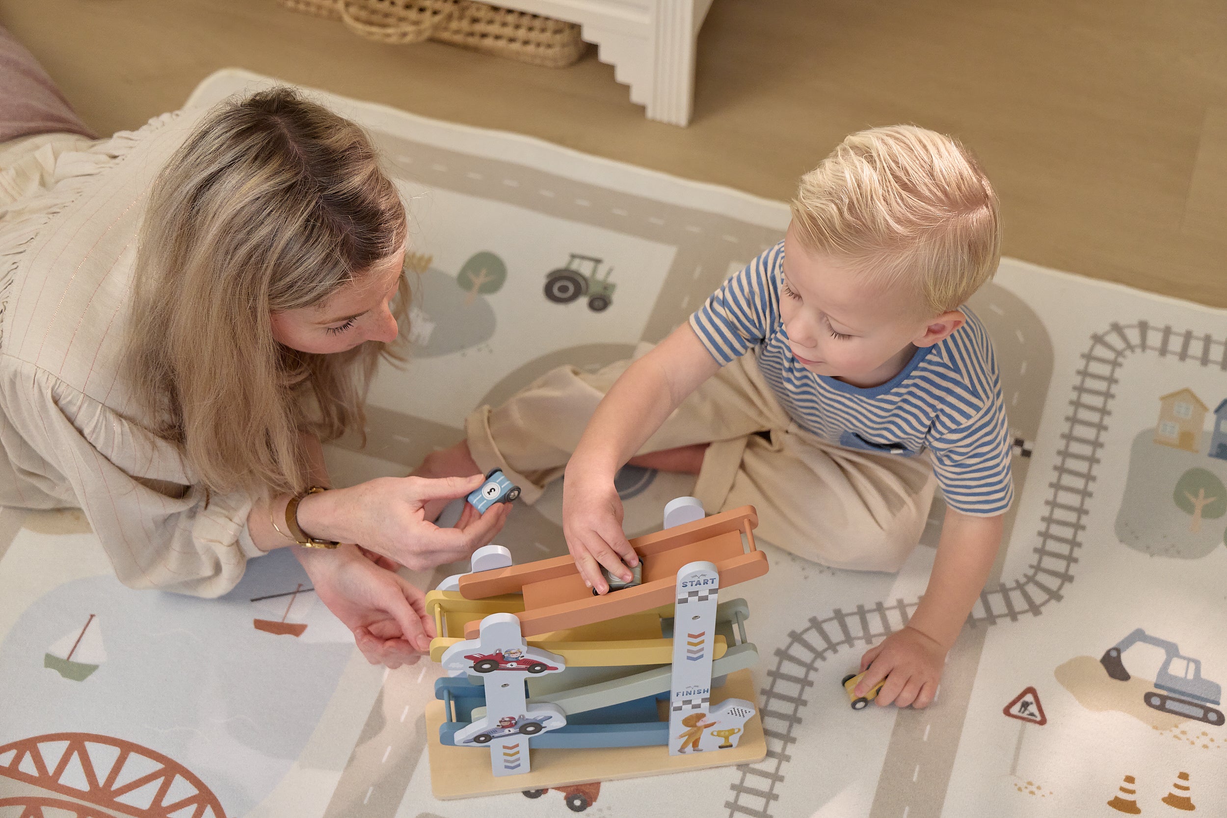 Circuit rampe en bois avec 4 voitures