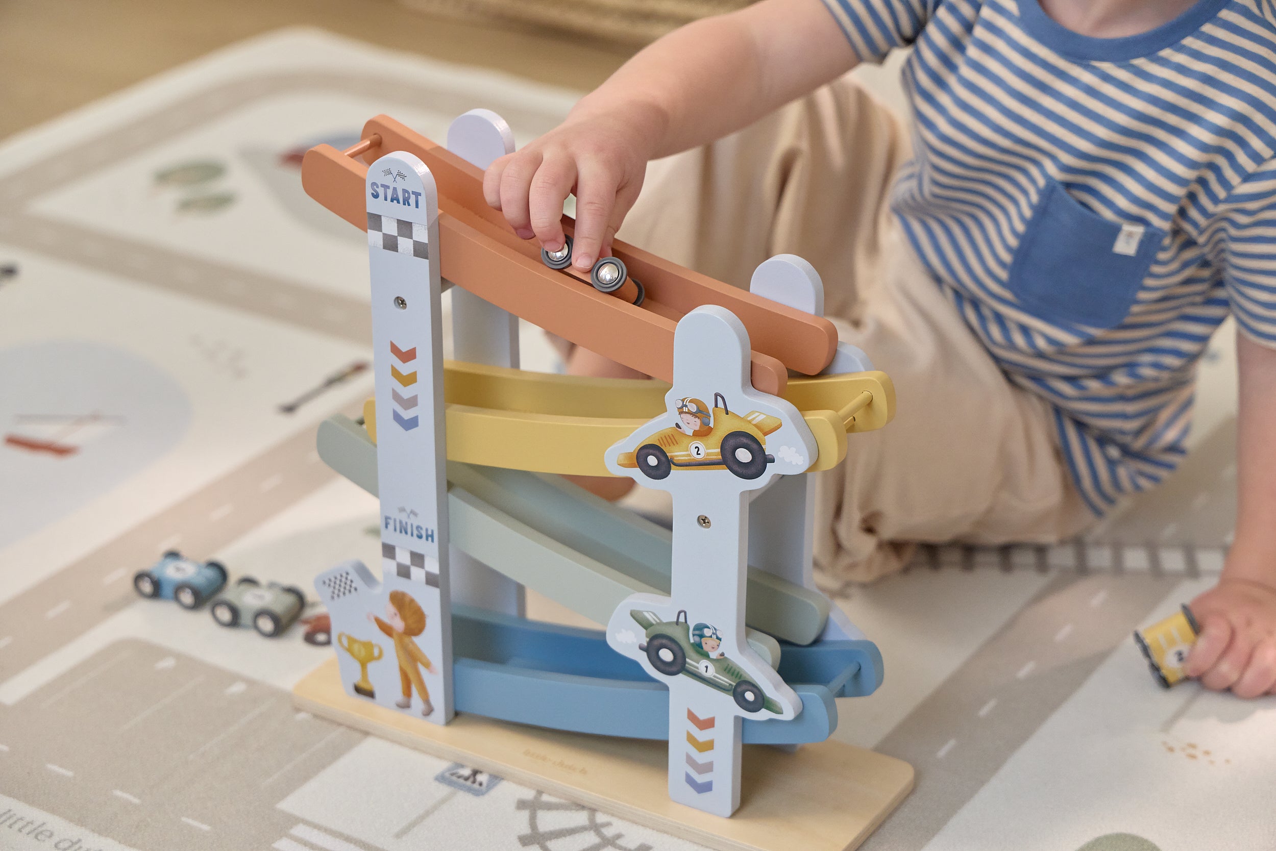 Circuit rampe en bois avec 4 voitures