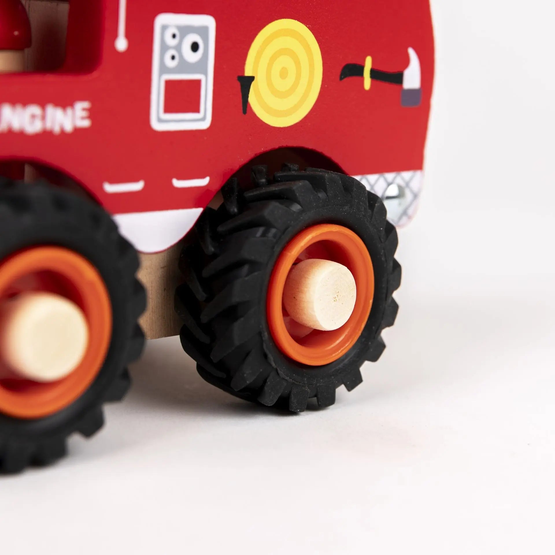 Camion de pompiers en bois vu de profil