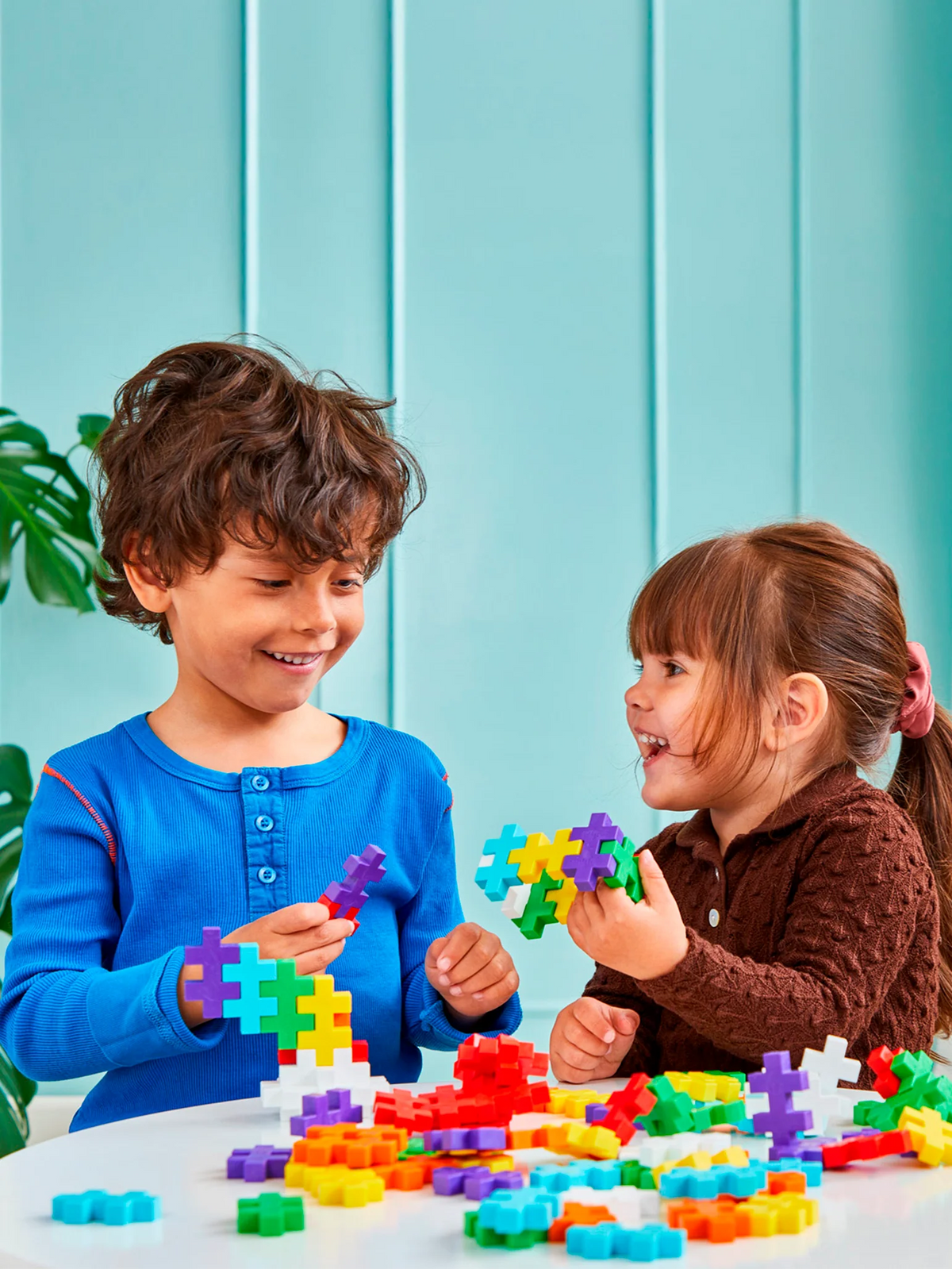 Deux enfants construisant ensemble avec les pièces Plus-Plus BIG Arc-en-ciel