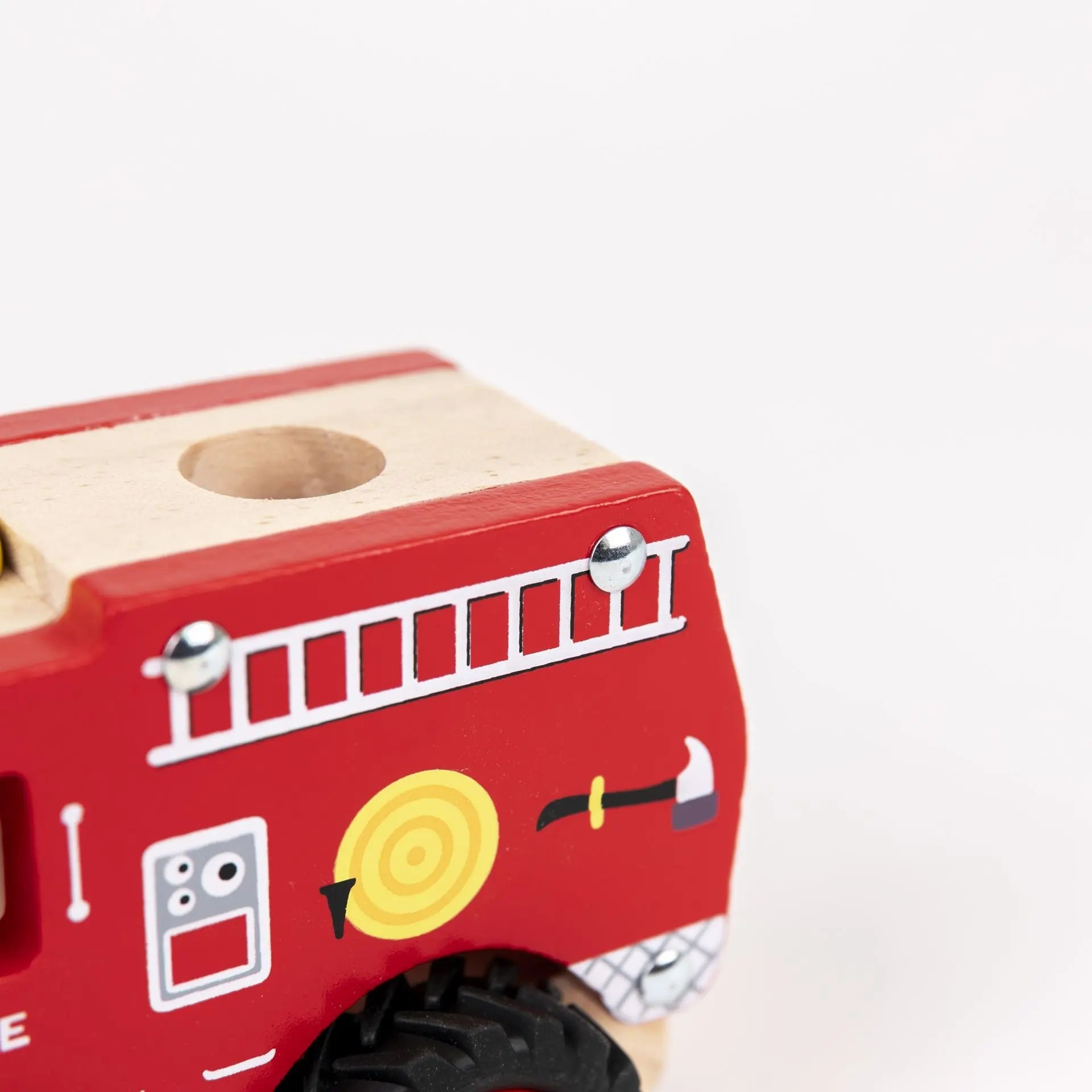 Détails peints à la main du camion de pompiers en bois