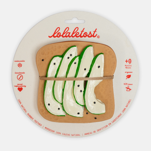 Bébé jouant avec l'anneau de dentition tartine à l'avocat Lolaletost
