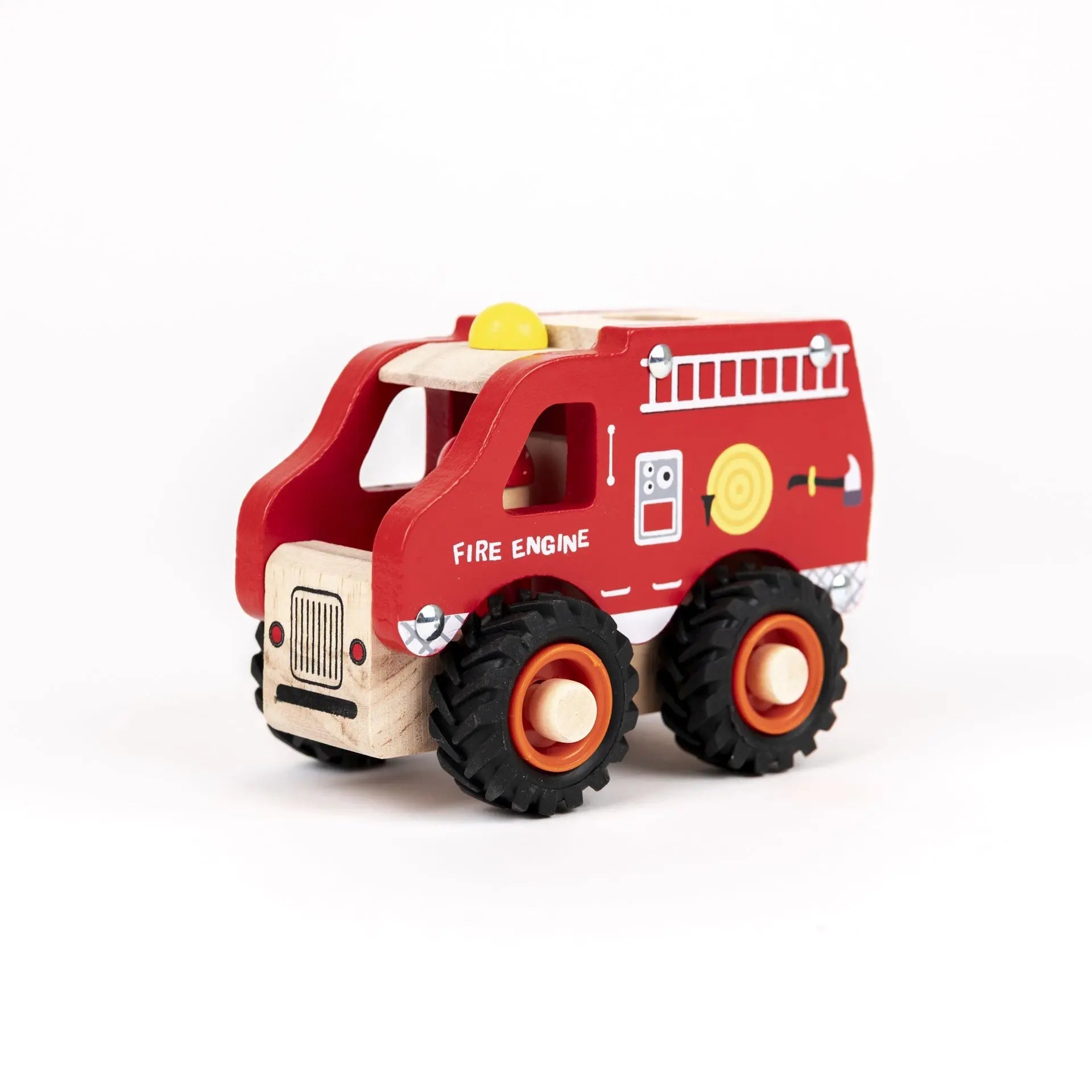 Enfant qui pousse le camion de pompiers en bois