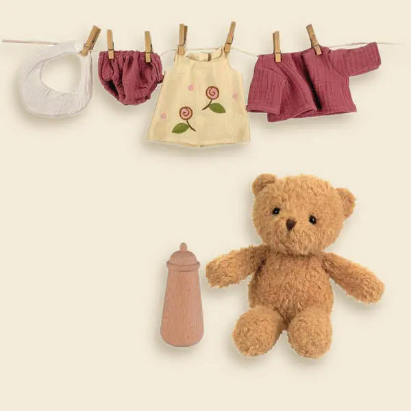 Morrissette l'ourse avec vêtements dans une valise