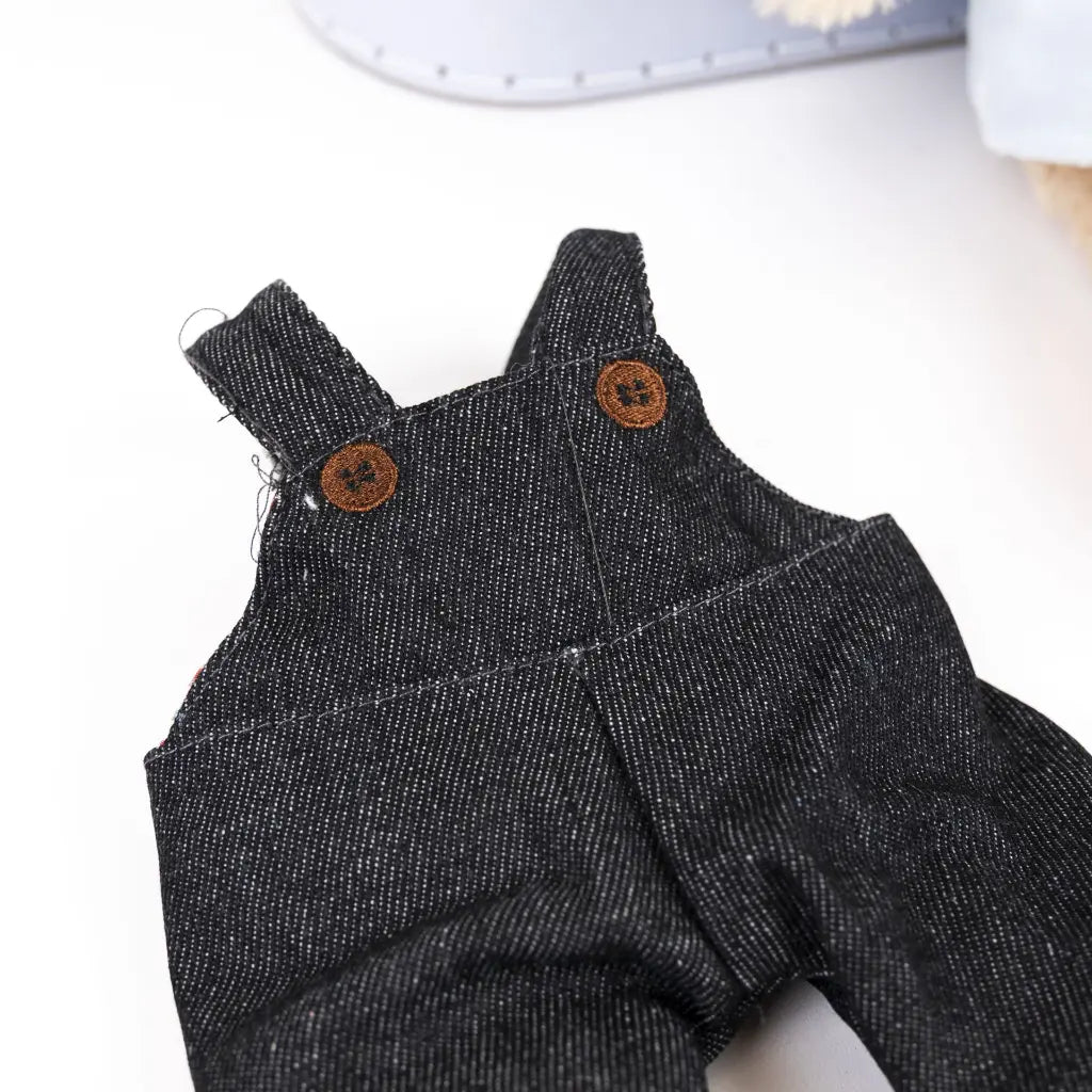 Morris l'ours avec vêtements dans une valise
