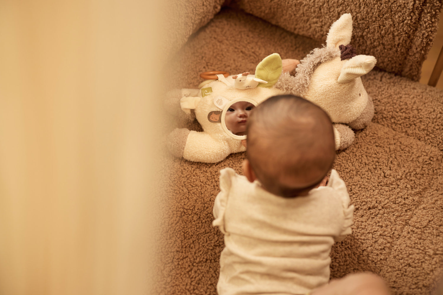 Peluche d'éveil âne Donkey Dinky Jollein vue de dos