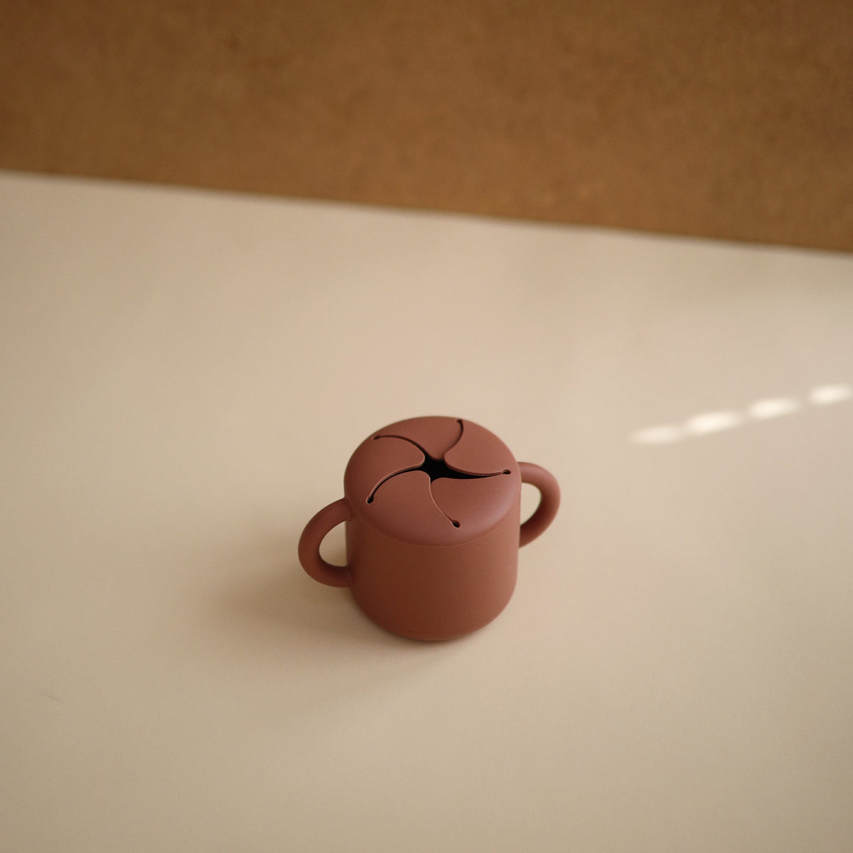 Gobelet à goûter Mushie brun noisette avec ses deux anses