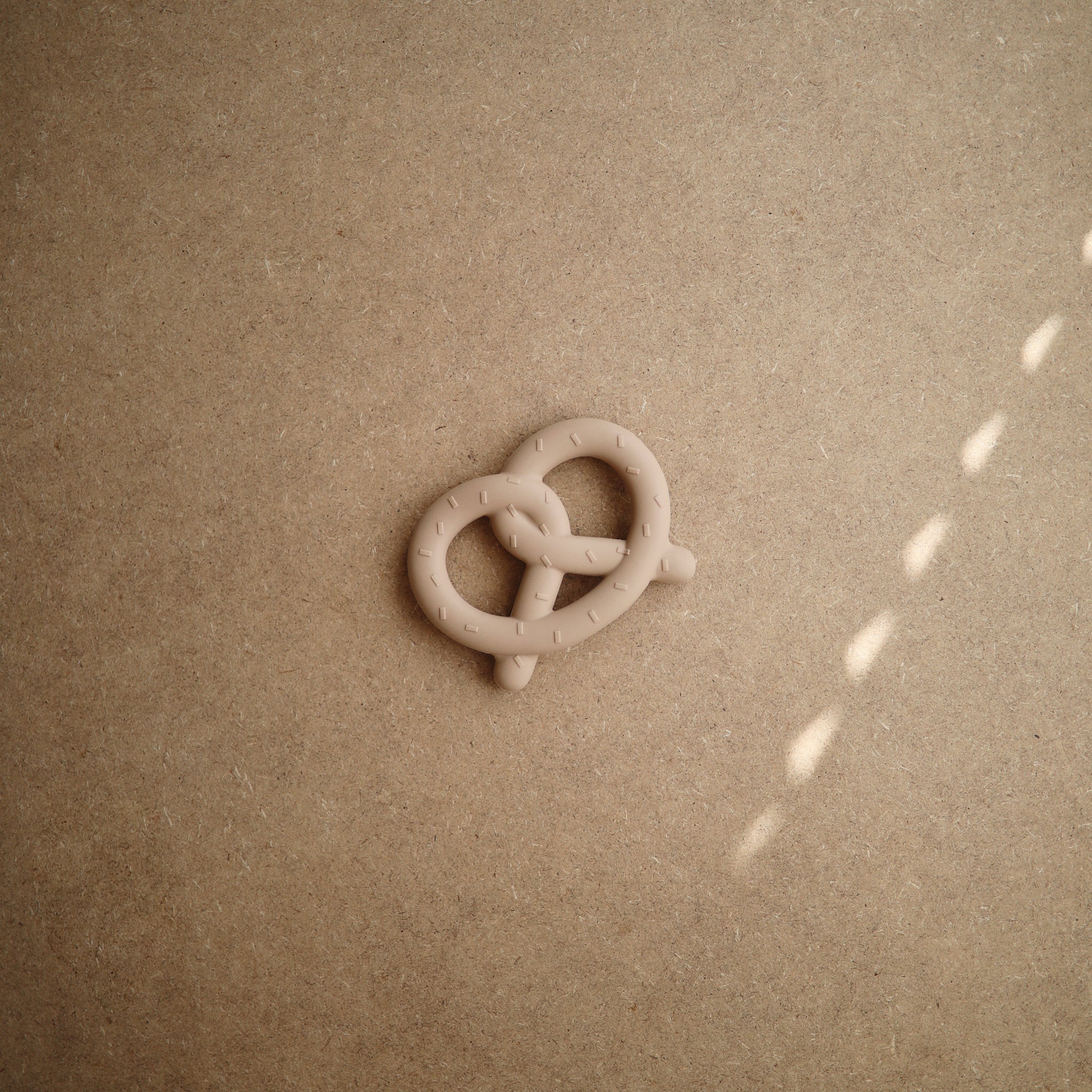 Anneau de dentition Bretzel Mushie en lumière naturelle