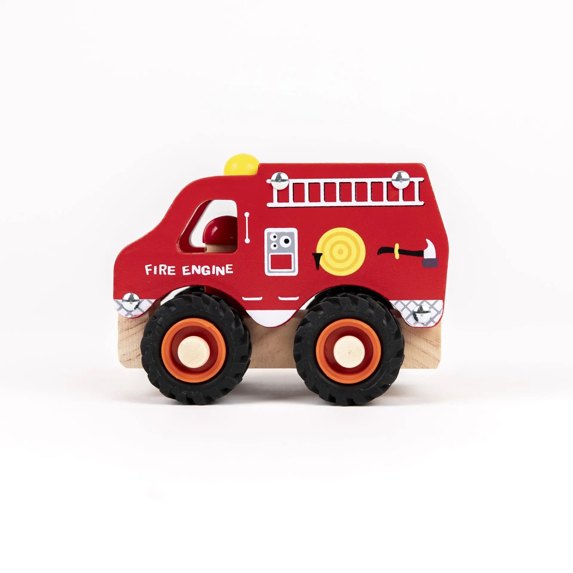 Camion de pompiers en bois posé sur un tapis