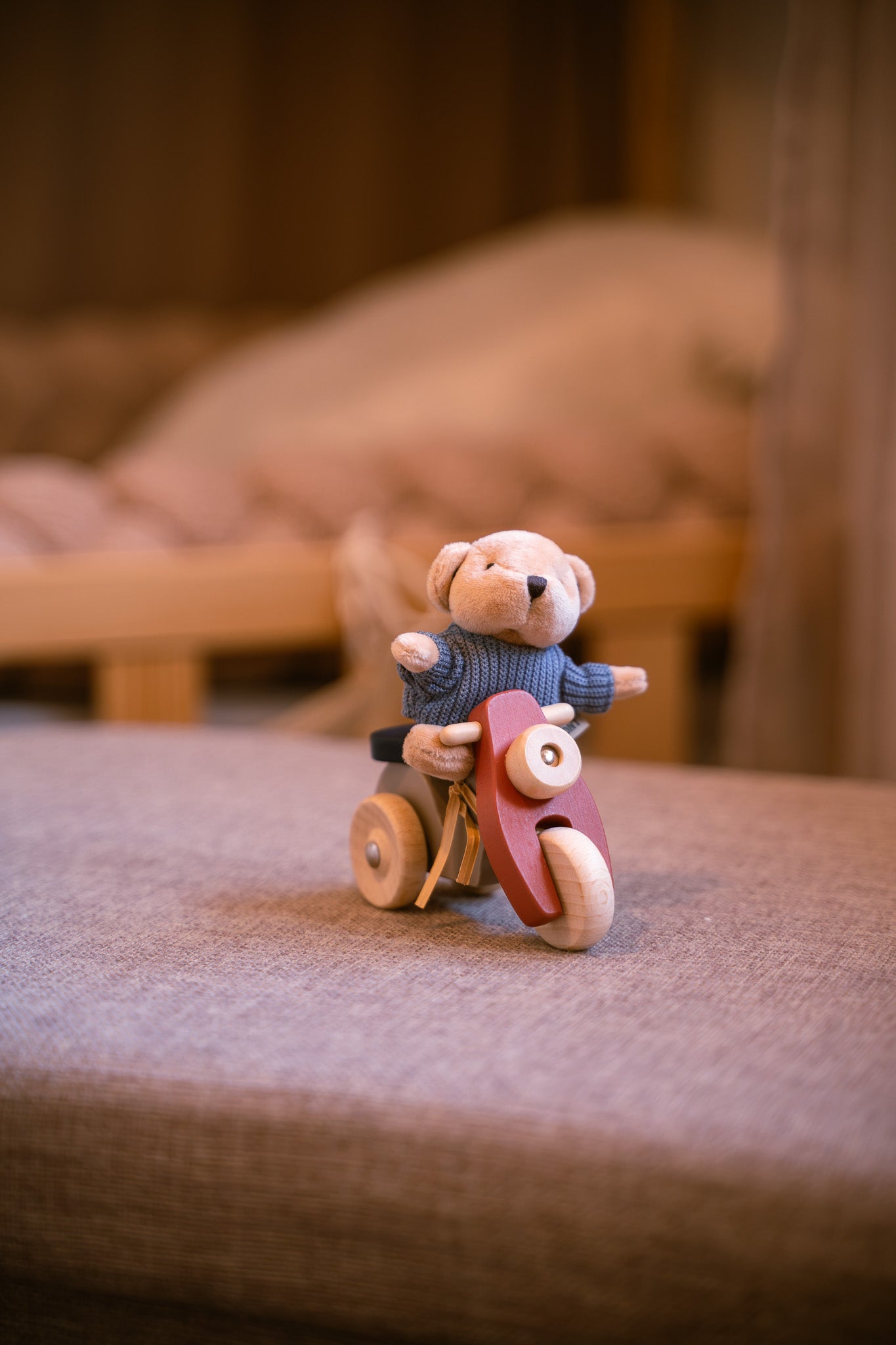 Alexis l'ours sur sa Vespa