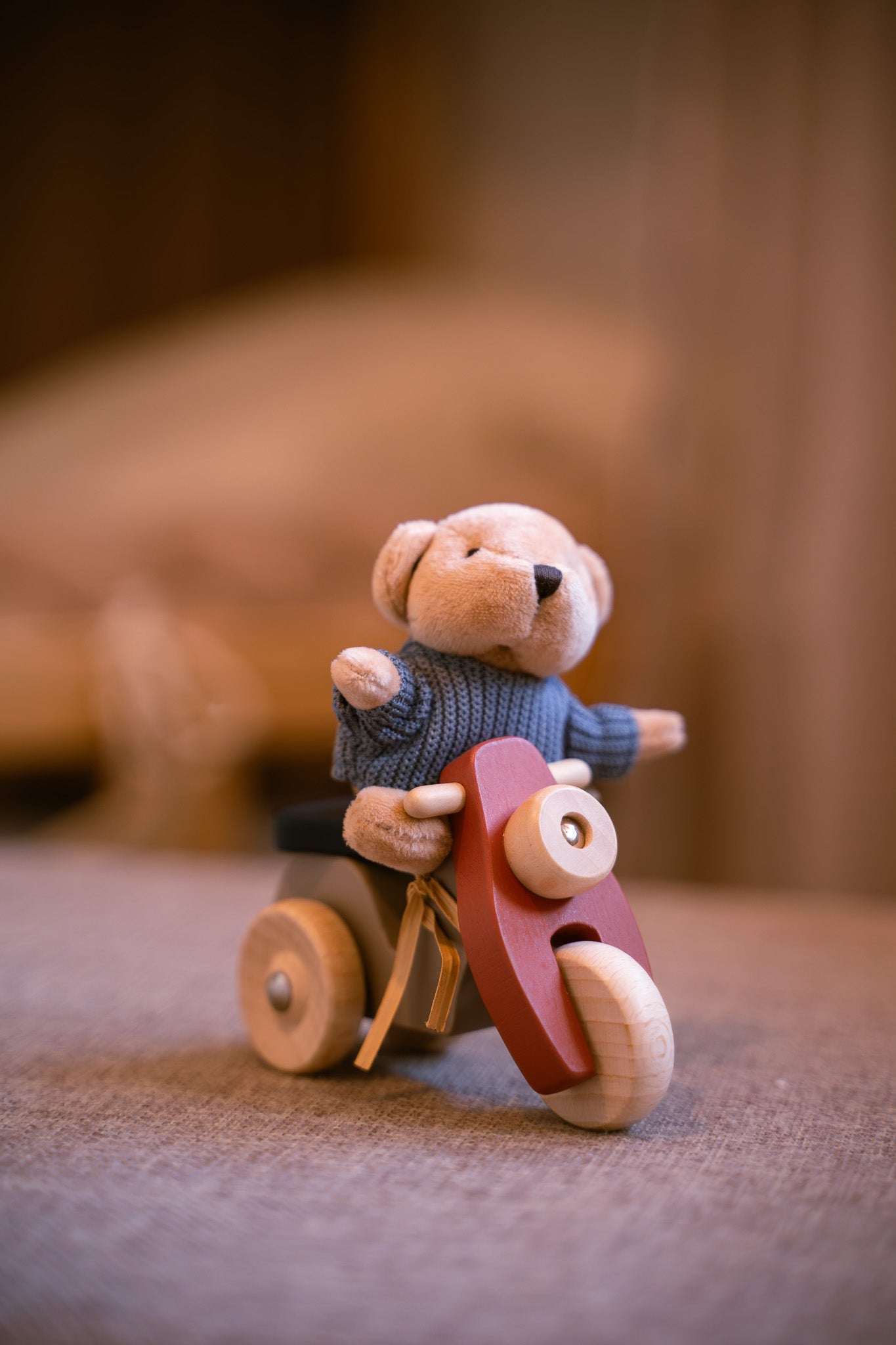 Alexis l'ours sur sa Vespa