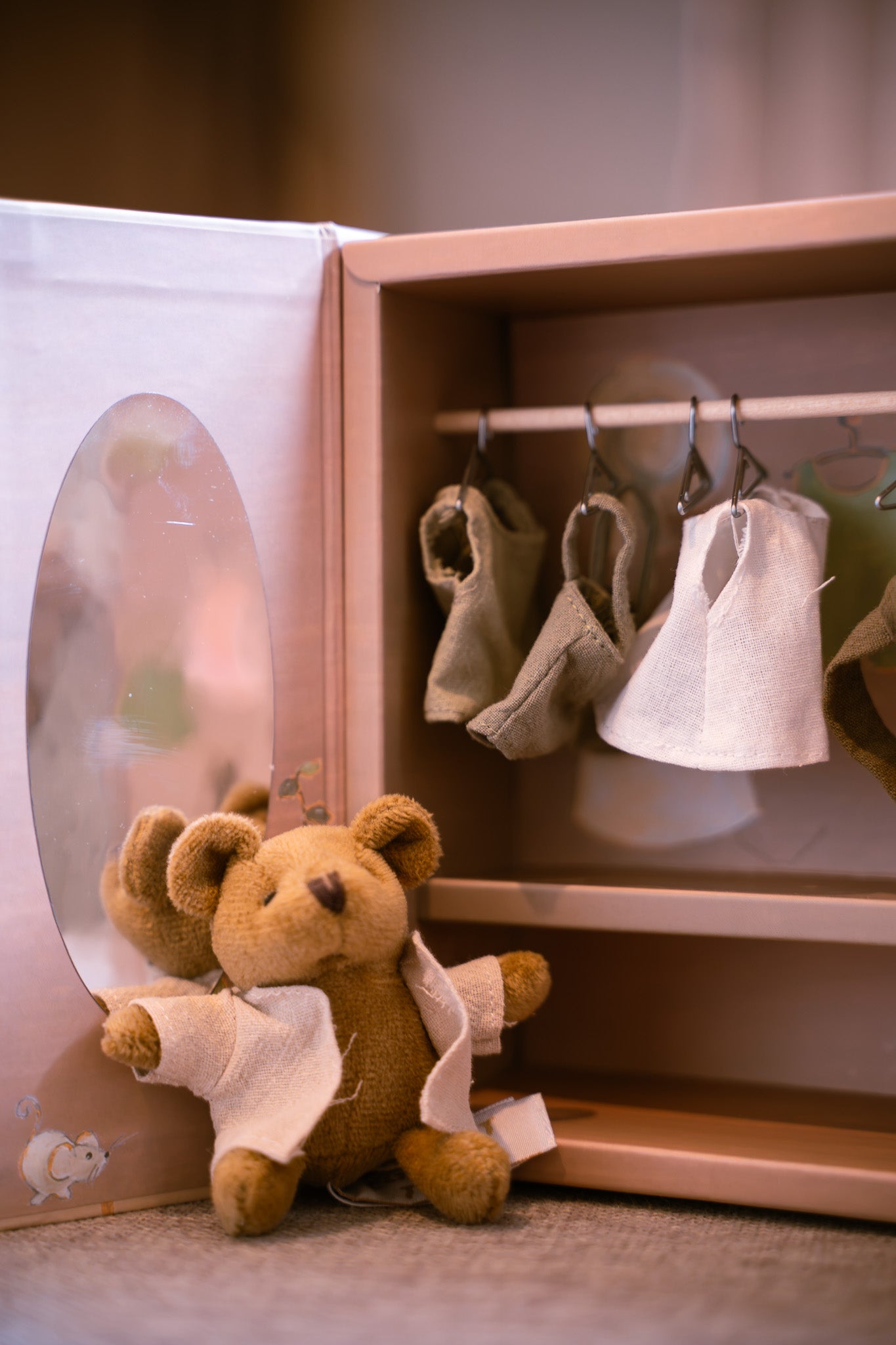 Armoire en bois avec ourson