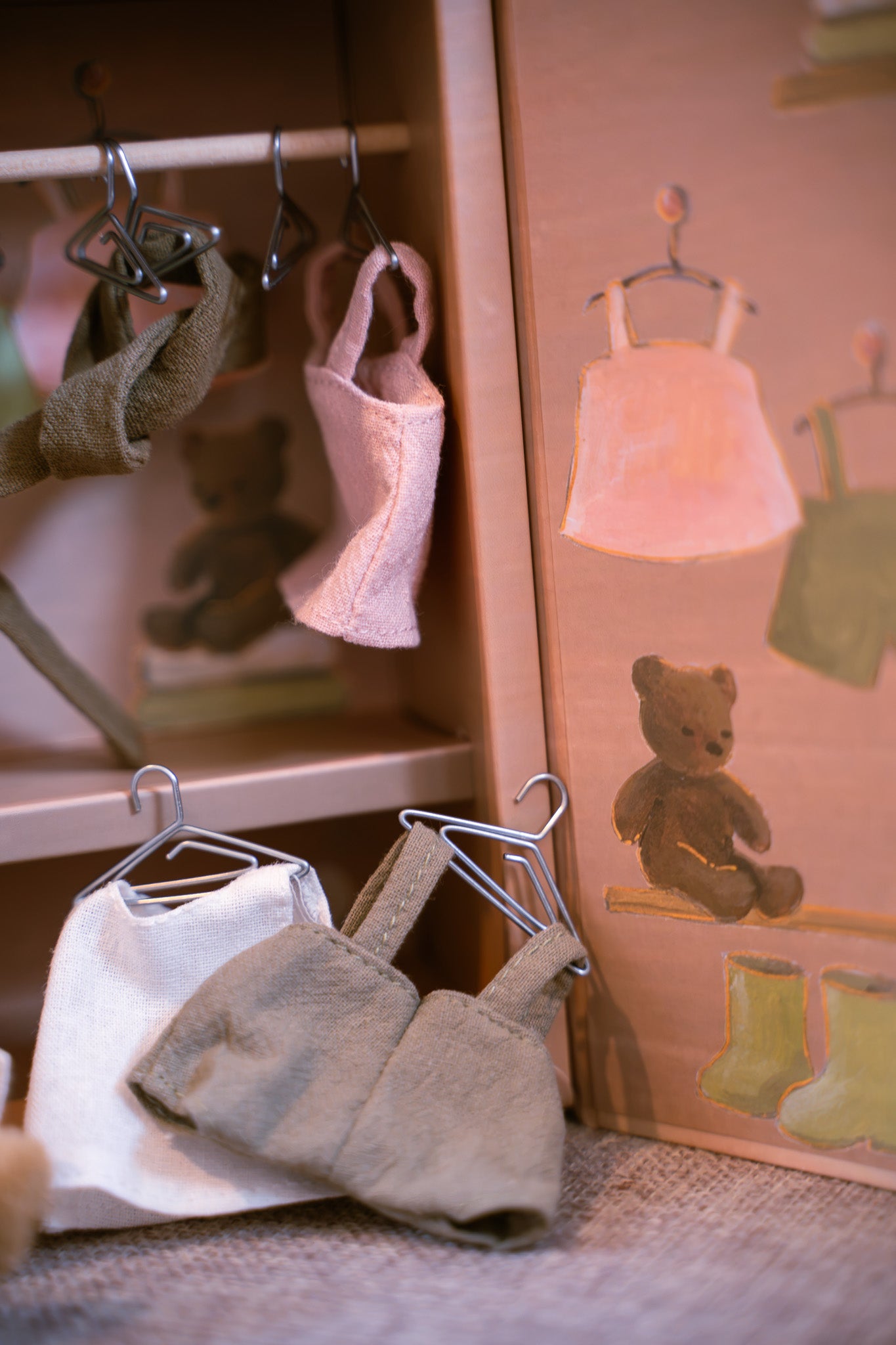 Armoire en bois avec ourson