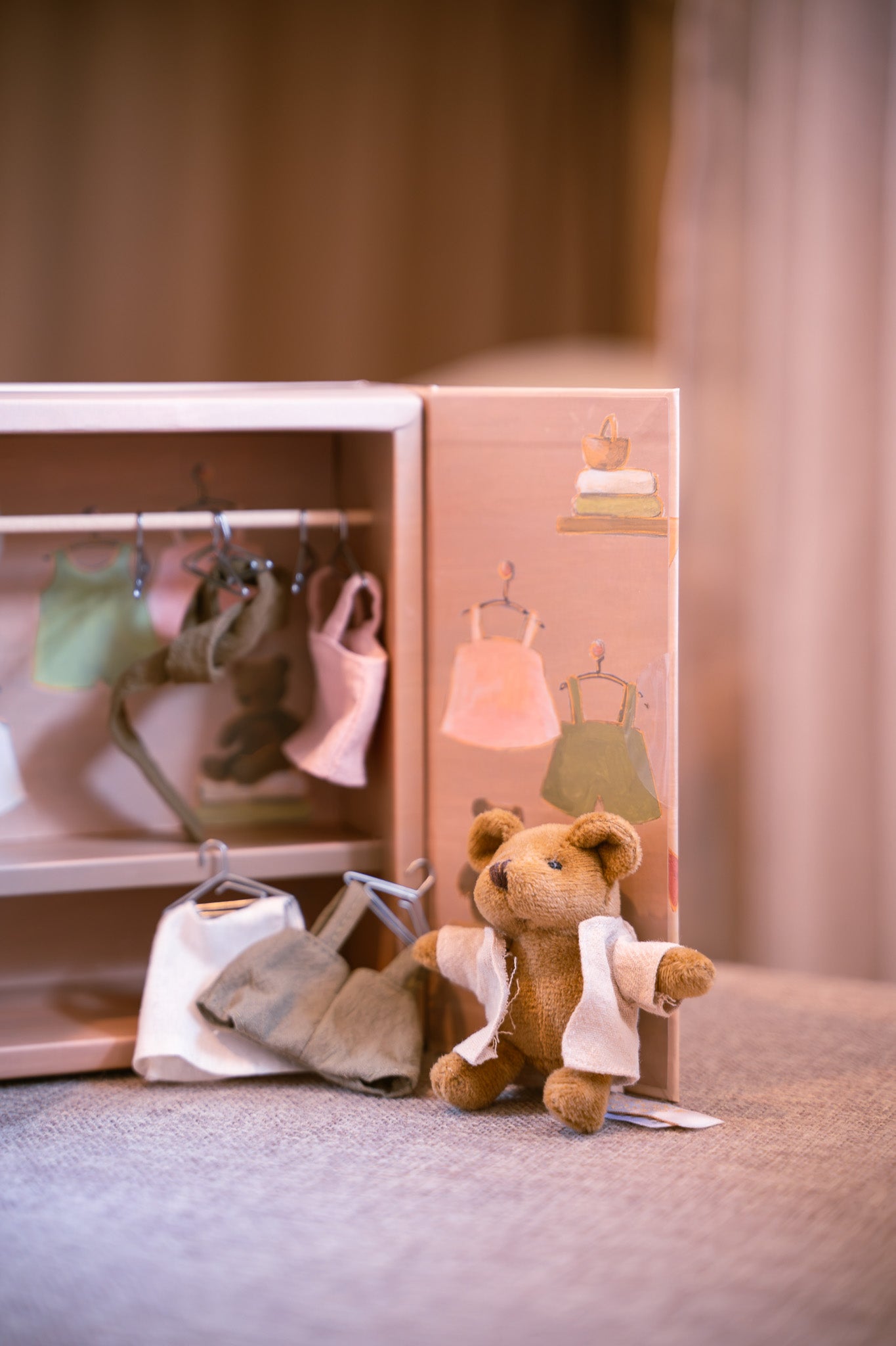 Armoire en bois avec ourson