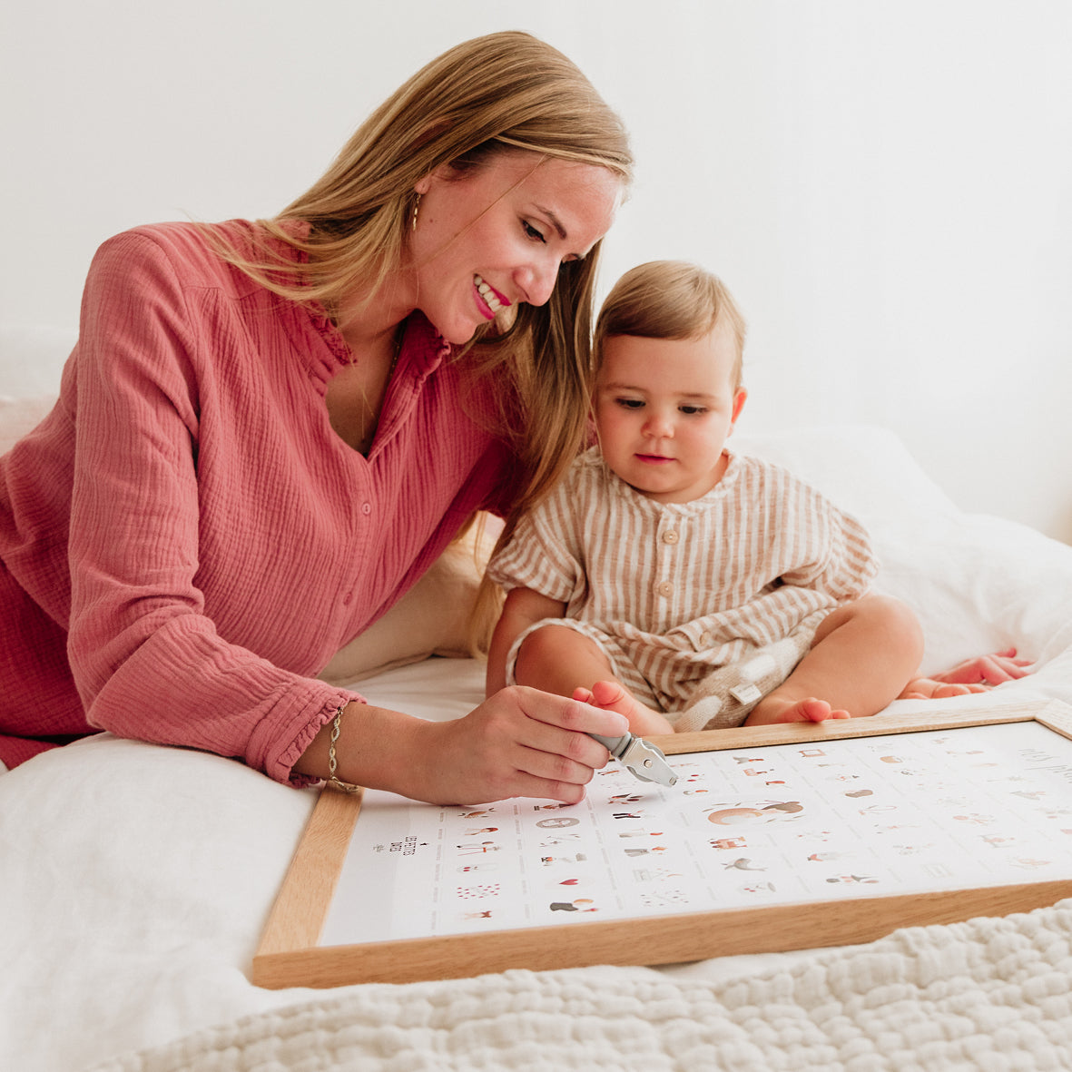 Affiche Mes premières fois Atelier Oranger en ambiance dans une chambre d'enfant