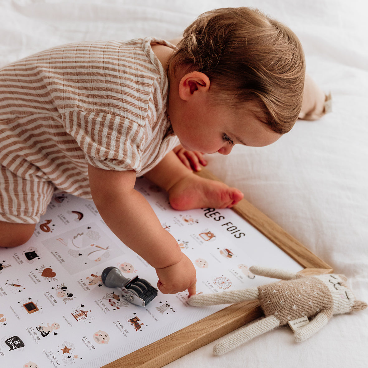 Affiche Mes premières fois peau claire en ambiance dans une chambre de bébé
