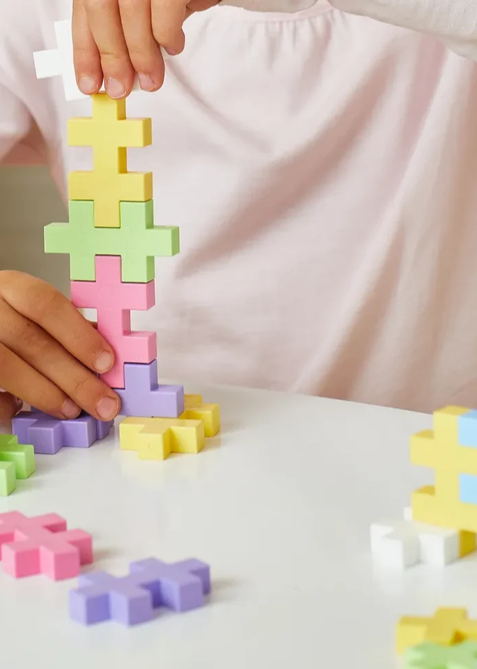 Tout-petit assemblant à plat des pièces Plus-Plus BIG Pastel