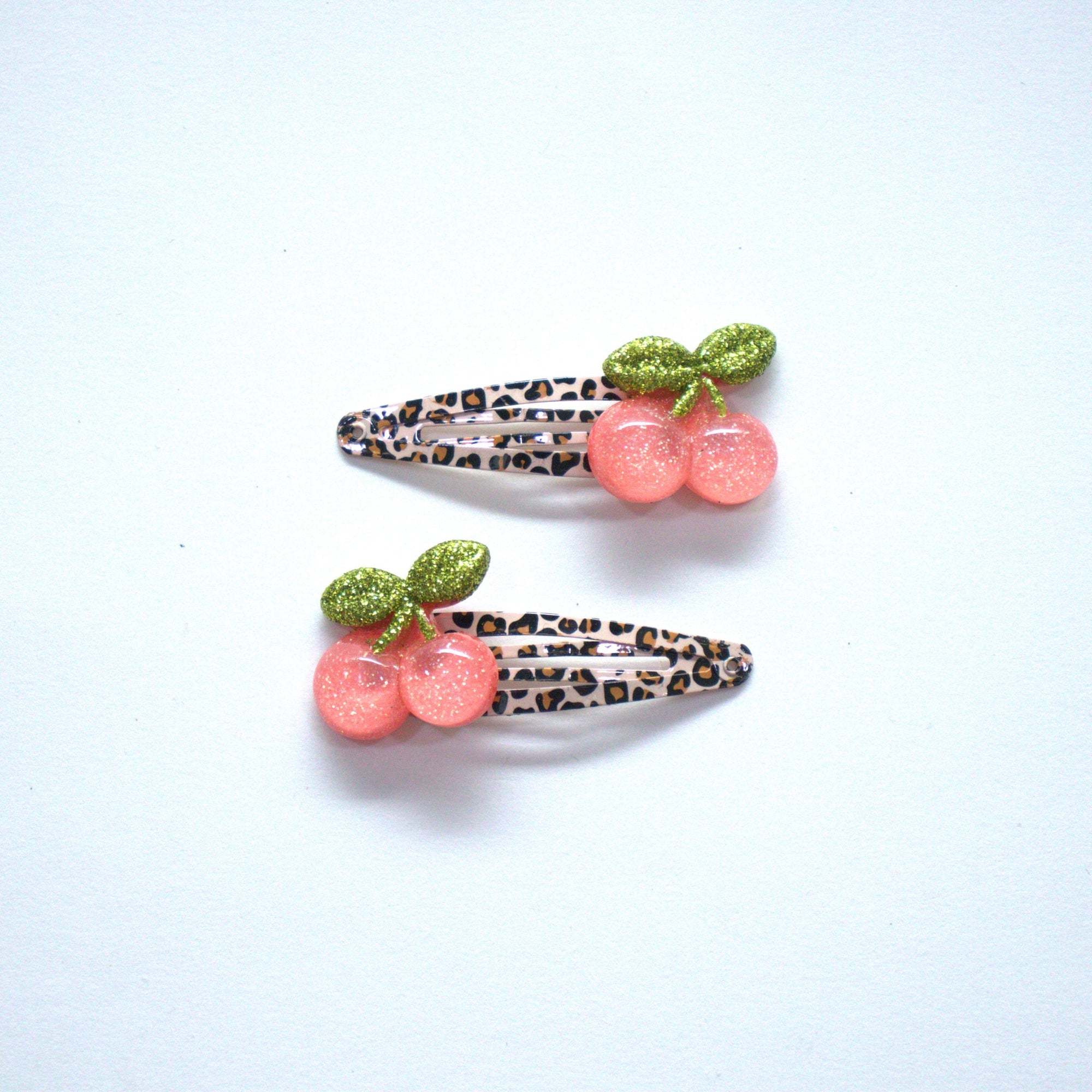 Barrettes Cherries Yuko B. vue de côté