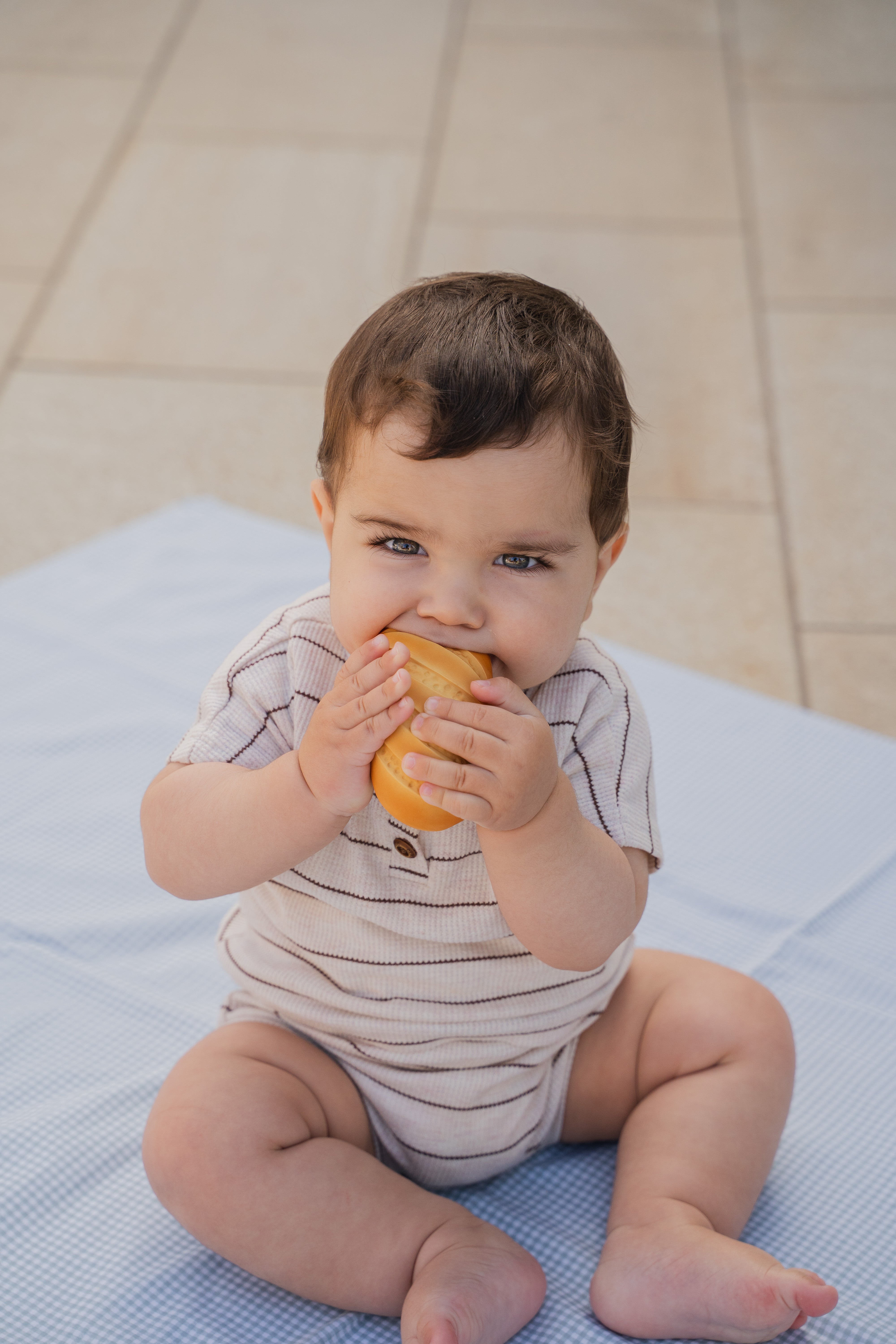 Photo lifestyle de l'anneau de dentition baguette Susi Lolaletost