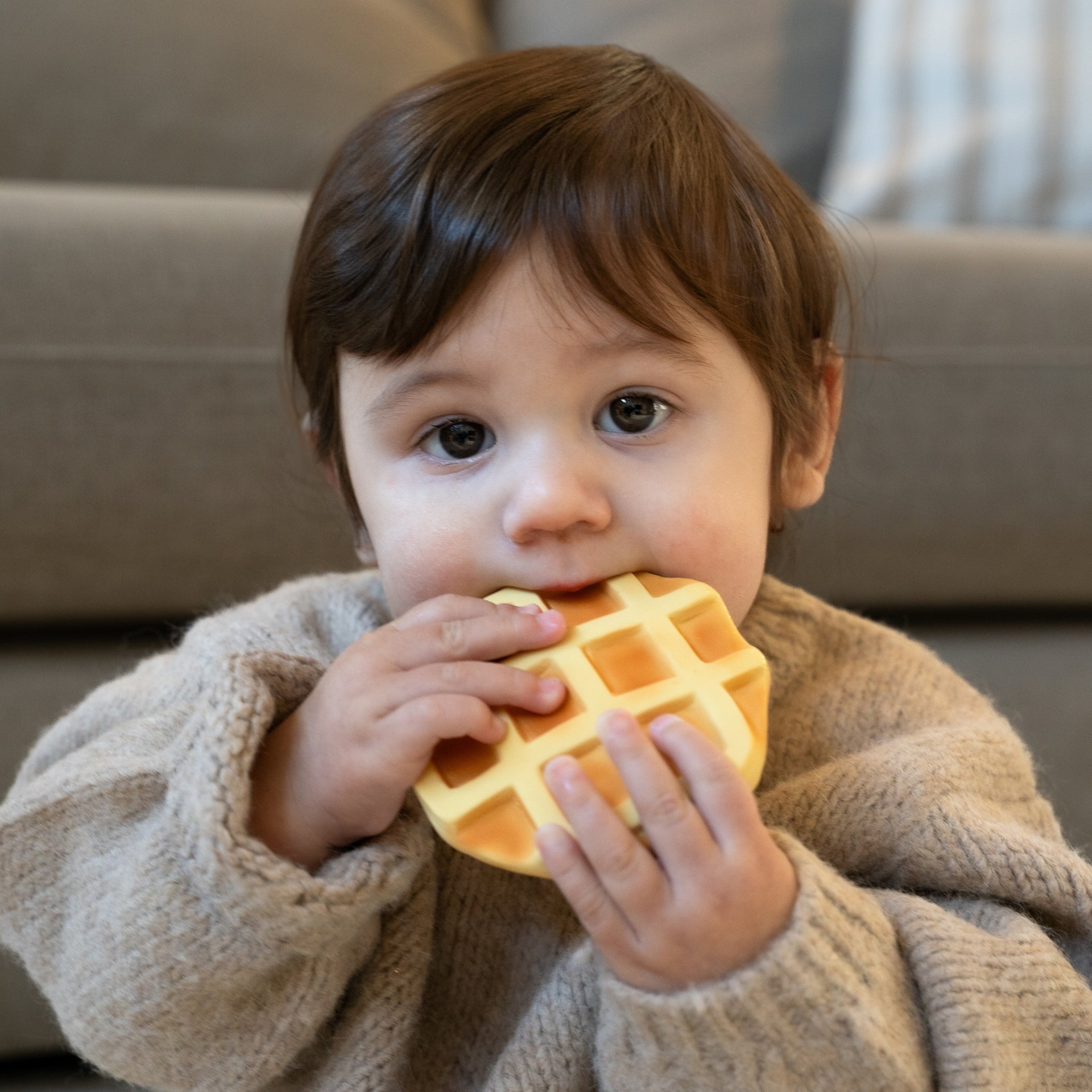 Anneau de dentition gaufre Rafa Lolaletost sur sa carte d'emballage