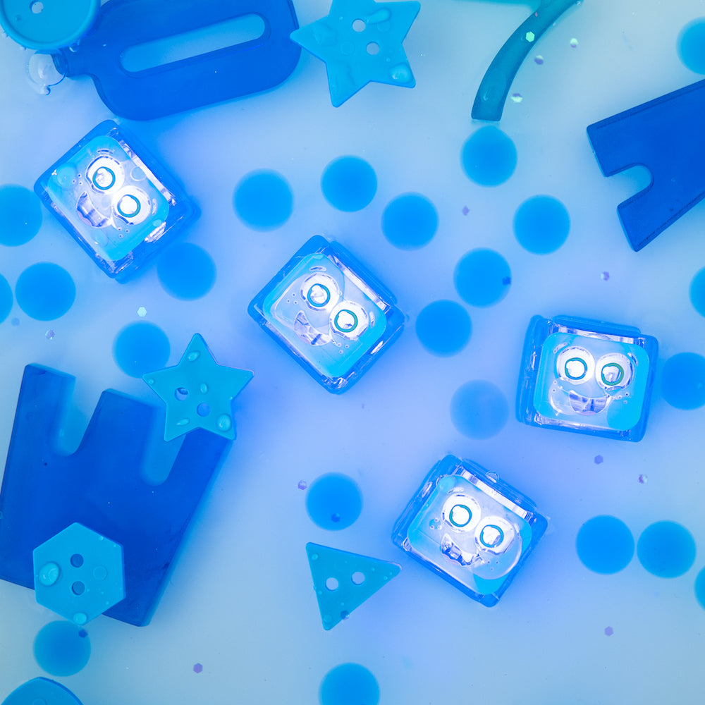 Cubes Glo Pals Blair illuminés en bleu dans l'eau