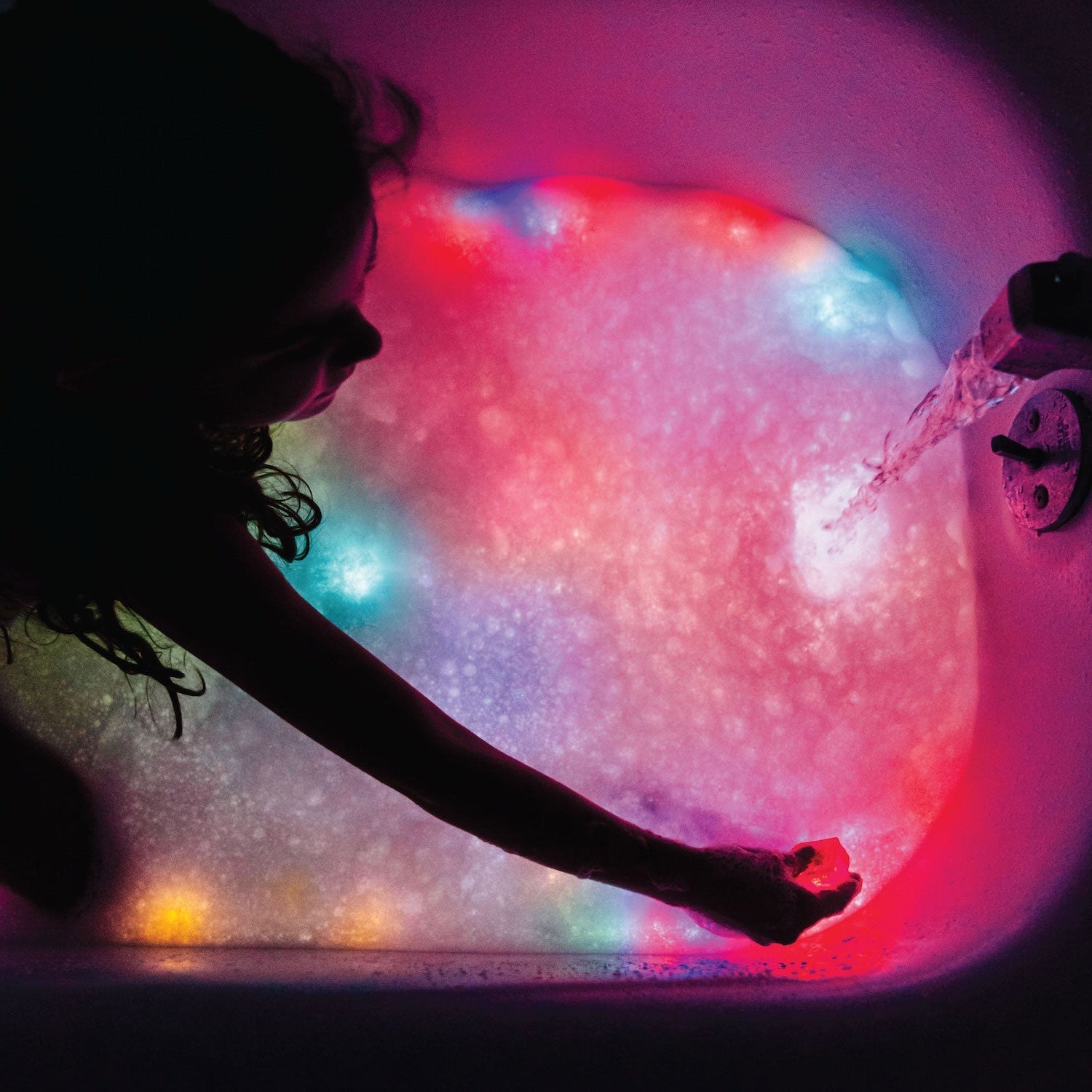 Cubes lumineux Elmo illuminés en rouge vif dans l'eau
