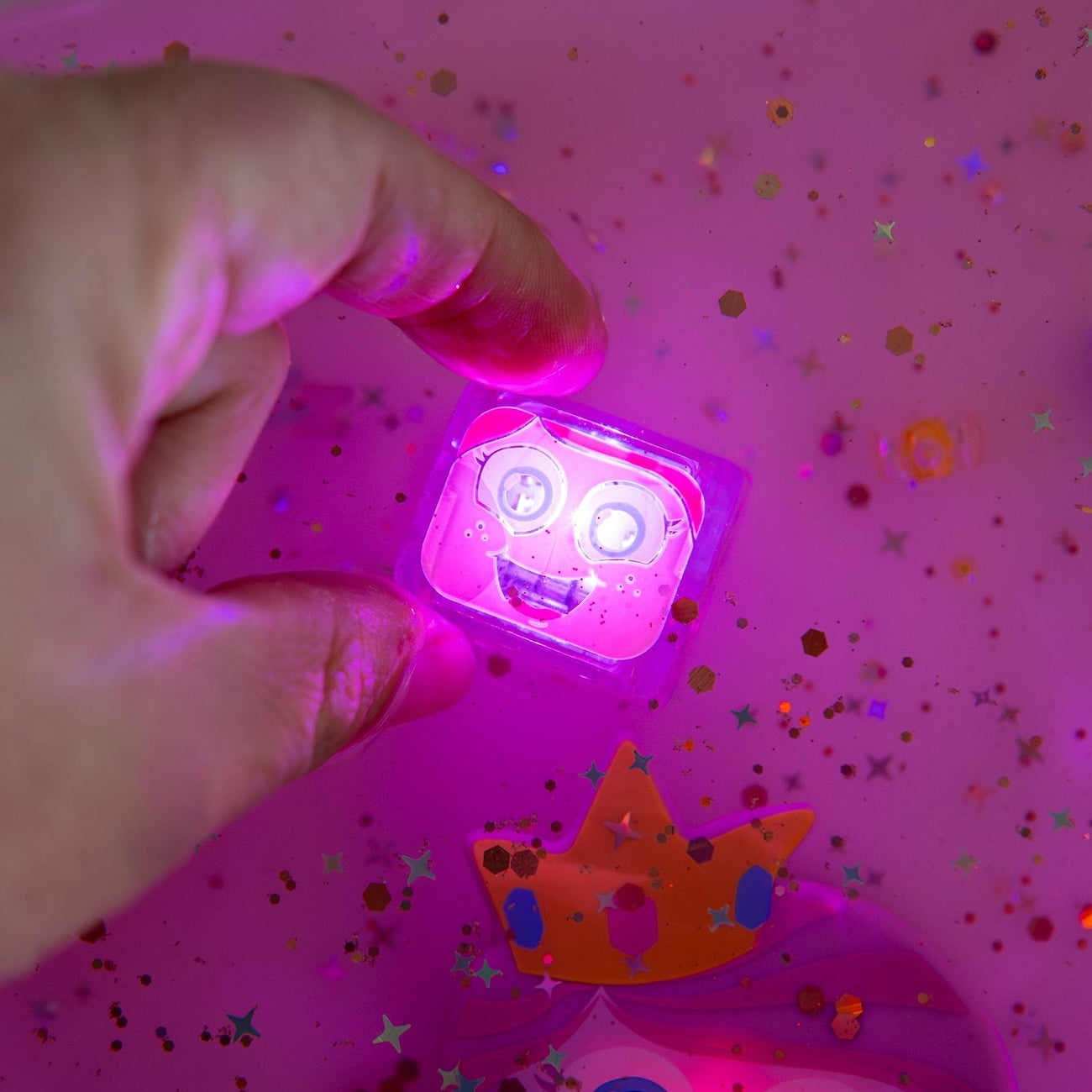 Cubes Princesse Ida illuminés en rose dans l'eau