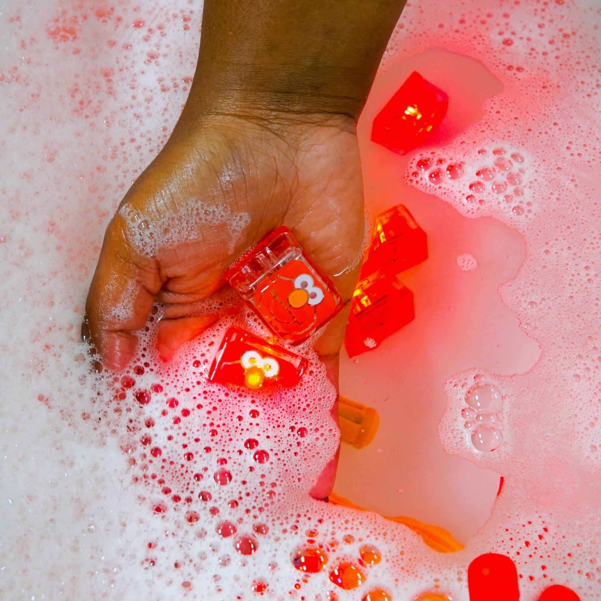 Cubes Sesame Street x Glo Pals illuminés dans l'eau