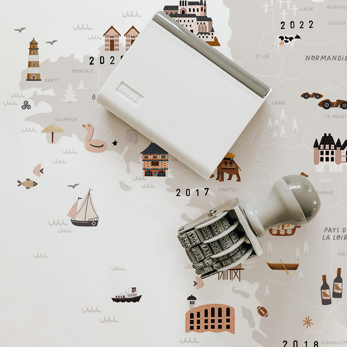 Détail des illustrations de la carte de France Les Petites Dates